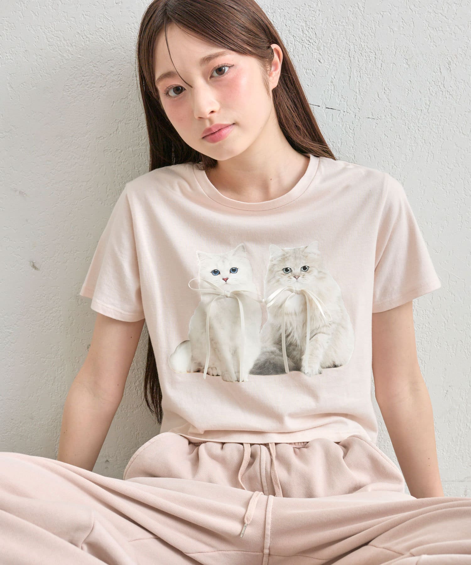 かわいいネコとリボンが主役のガーリーTシャツ■デザイン・カラーごとに異なるネコのプリントに立体的なリボンをプラスしたデザイン。・コンパクトなサイズ感で着ぶくれしにくく、スタイルアップ効果も抜群。・柔ら
