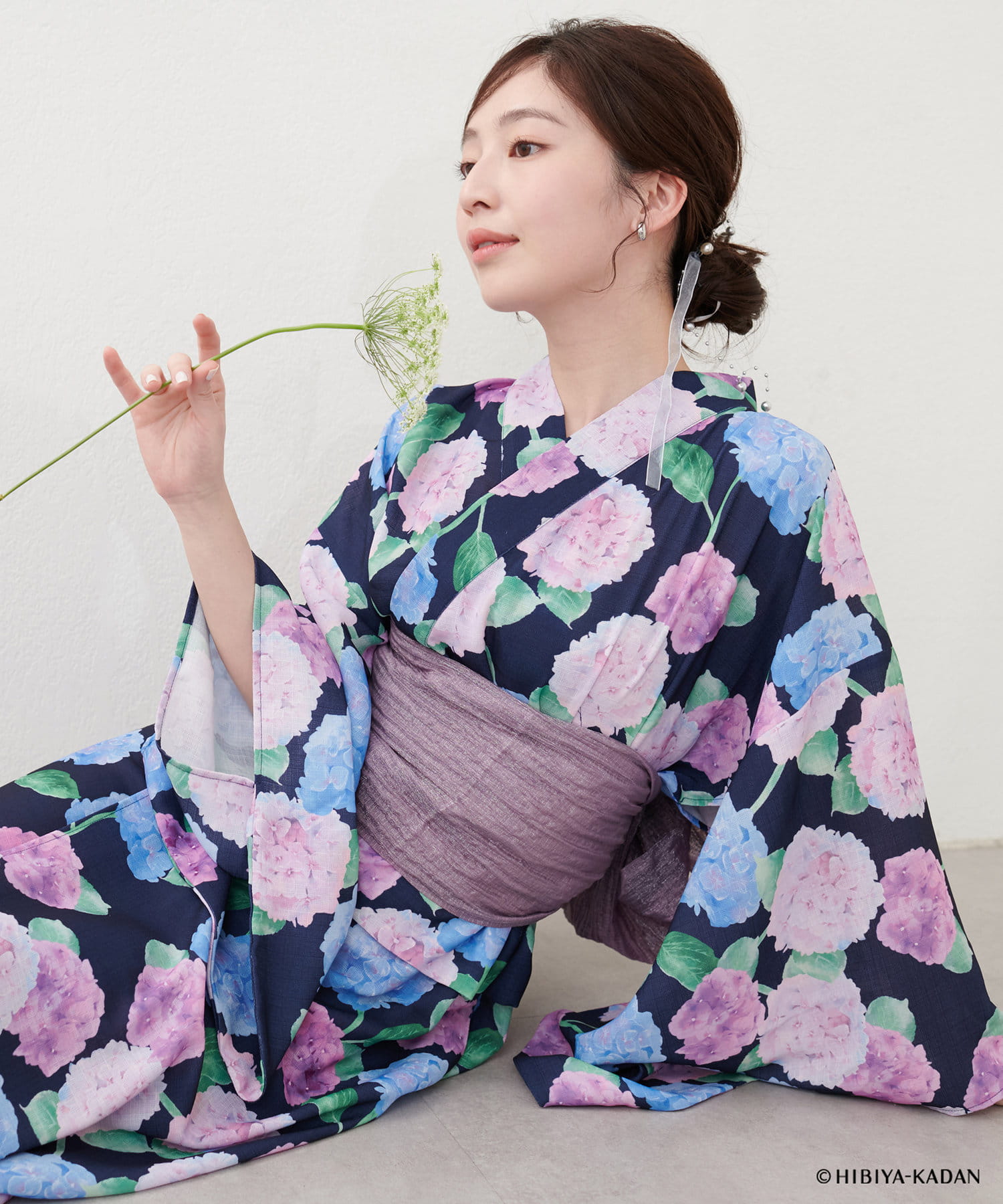 【natural couture×HIBIYA-KADAN】 全国約190拠点で展開する日比谷花壇とのコラボアイテムが発売！日比谷花壇のフローリストが描いた花柄が目を引くアイテム展開となっております。