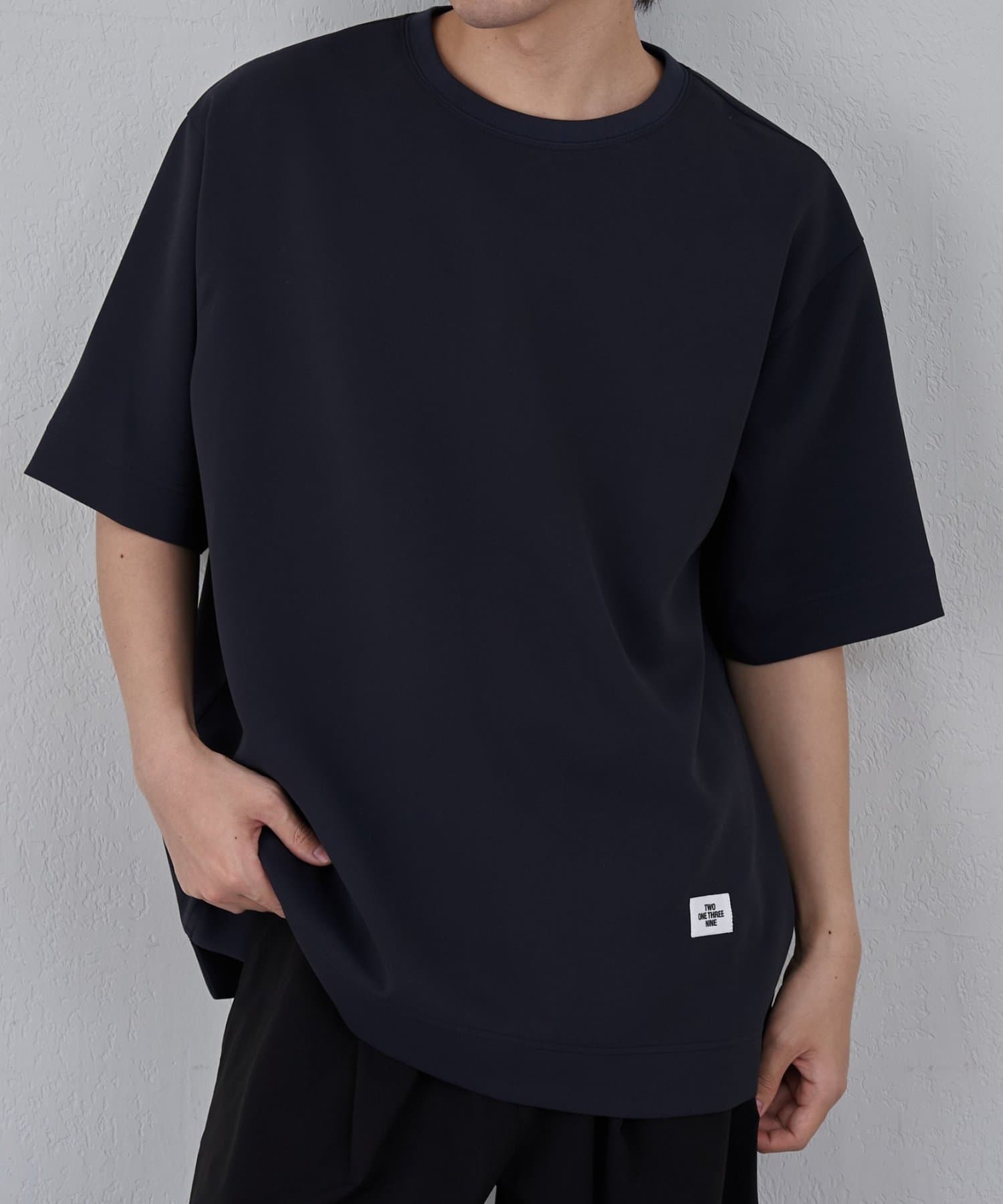 【大人の余裕を演出する、リラックスシルエットTシャツ/セットアップ可】リラックス感のあるシルエットで、着るだけでこなれた雰囲気を演出するTシャツが登場。特徴的なドロップショルダーと、計算されたオーバー