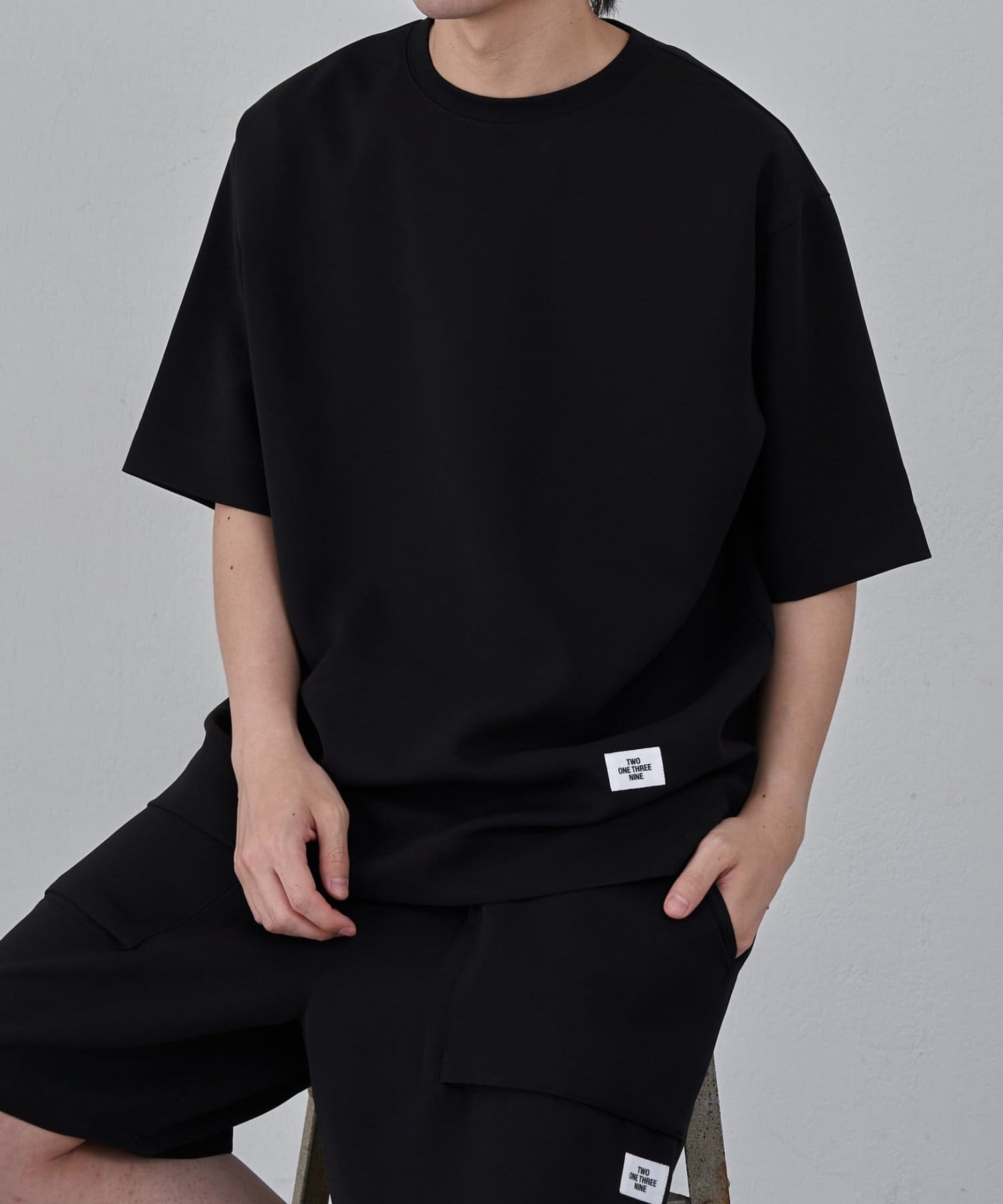 【大人の余裕を演出する、リラックスシルエットTシャツ/セットアップ可】リラックス感のあるシルエットで、着るだけでこなれた雰囲気を演出するTシャツが登場。特徴的なドロップショルダーと、計算されたオーバー