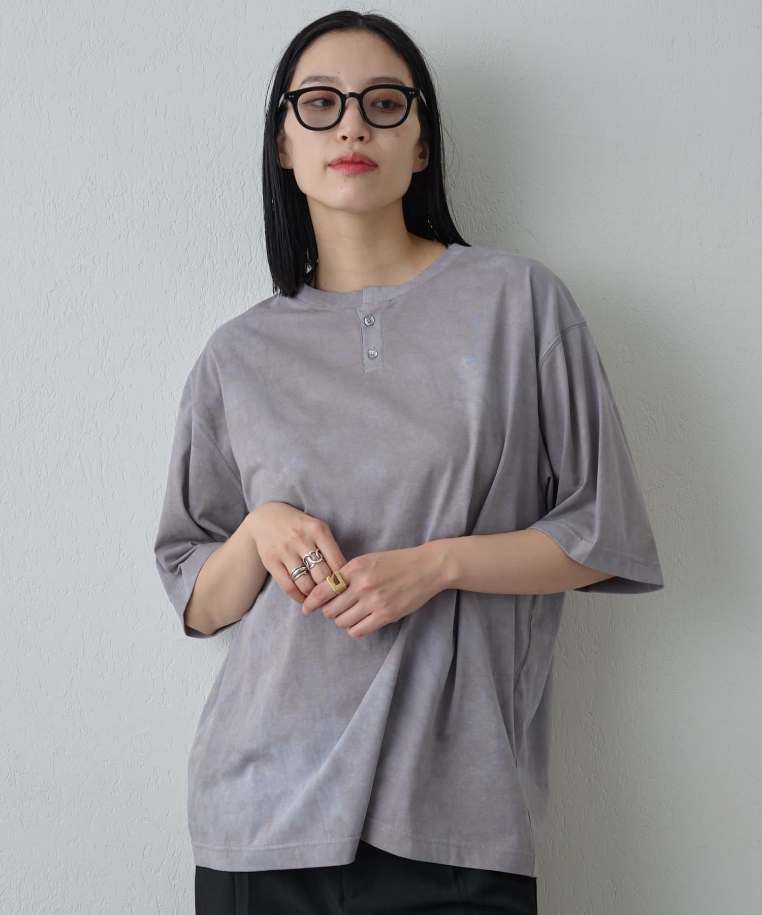 【シンプルだけど、深みがある。夏の定番TEE】長年着込んだかのような深みのあるフェード感が特徴で、1点1点異なる表情がコーデに個性を引き立ててくれます。フロントに並んだボタンがアクセントとなり、シンプ