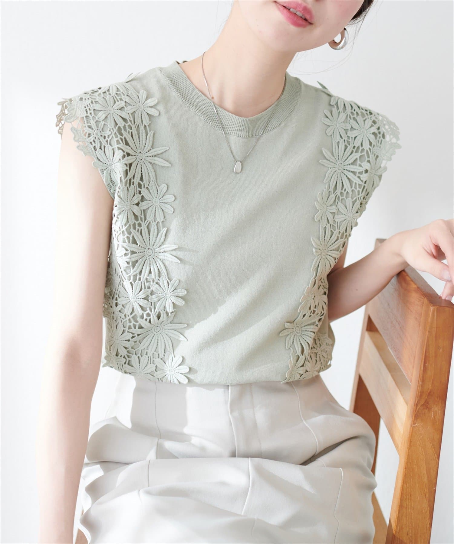 【2025SS natural couture】インフルエンサー　かなみ（＠canami__n）考案夏のデートにピッタリな優しく女性らしいニット。■Design　着回し力のある同色レースで甘さを抑えつ