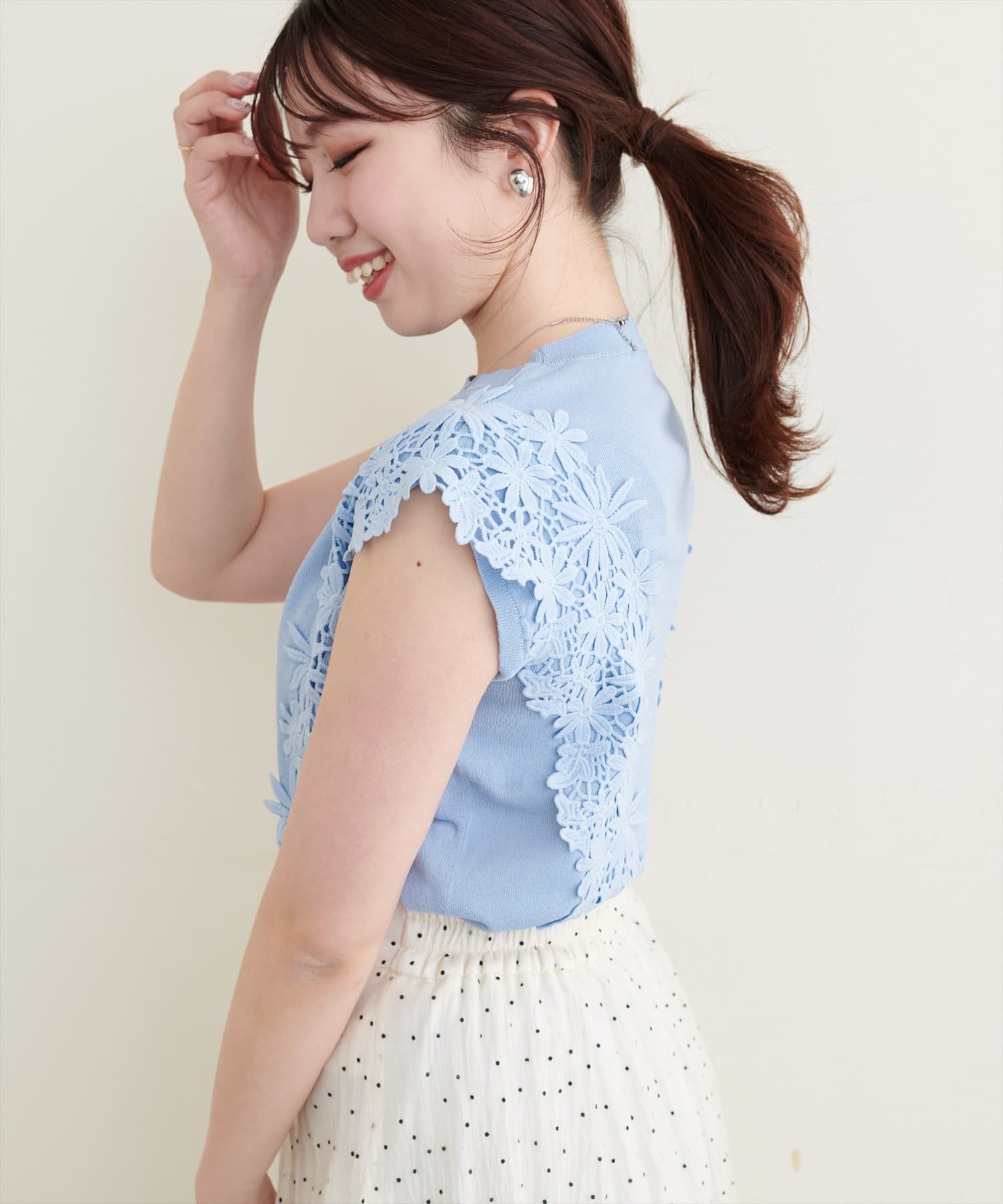 【2025SS natural couture】インフルエンサー　かなみ（＠canami__n）考案夏のデートにピッタリな優しく女性らしいニット。■Design　着回し力のある同色レースで甘さを抑えつ