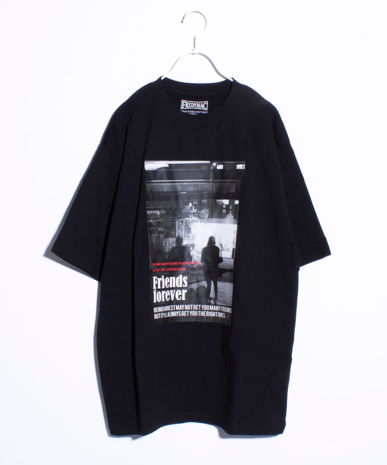 ファニーなデザインのマックTシリーズ大きめなフォトプリントが目を惹くTシャツ。柔らかく着心地の良いボディも特徴です。ユニセックス対応アイテムとなります。【FREDYMAC/フレディマック】80 年代に