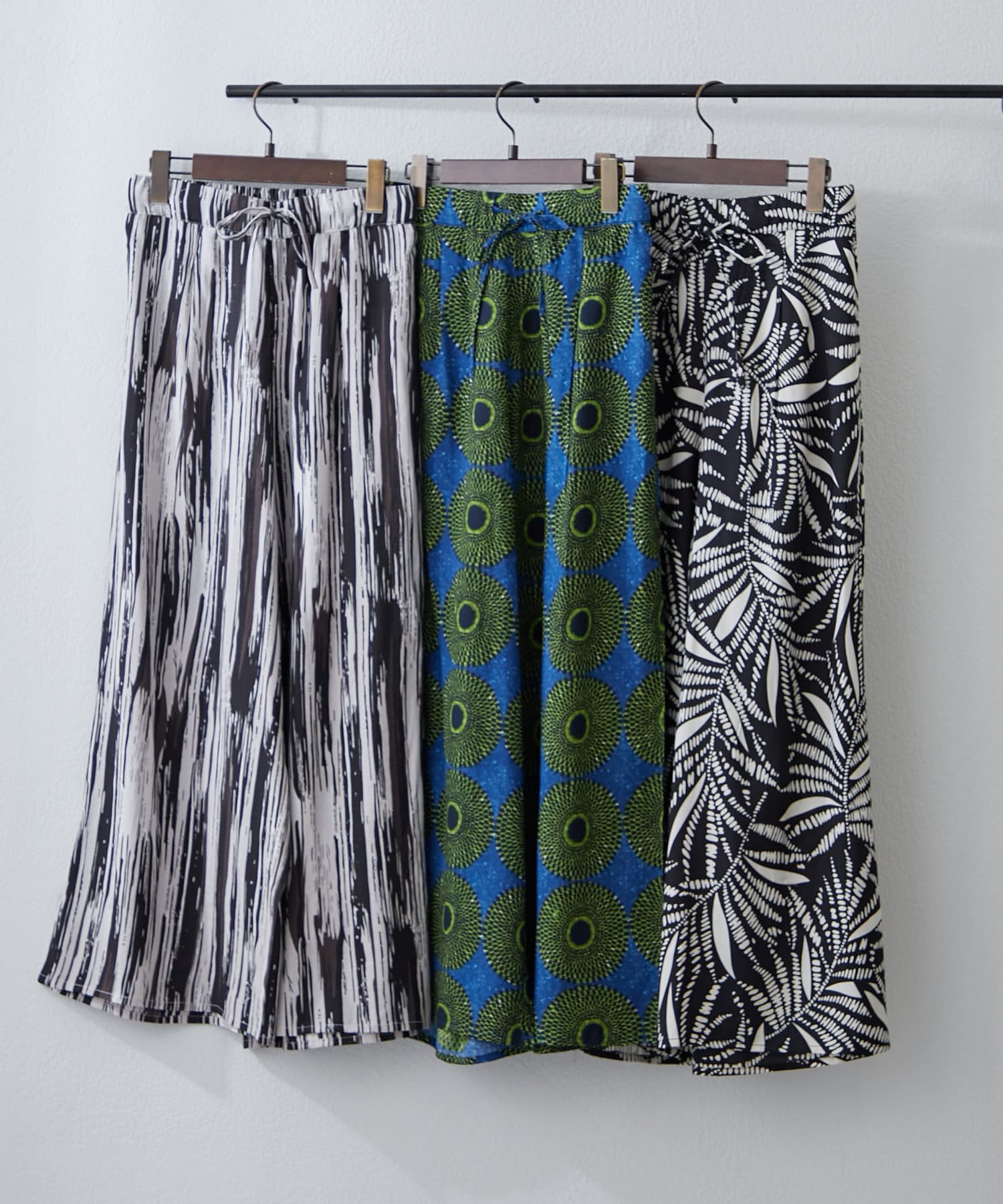 NICE CLAUP / OLIVE des OLIVE OUTLET(ナイスクラップ  / オリーブ デ オリーブ アウトレット) 【NAO】プリントワイドパンツ