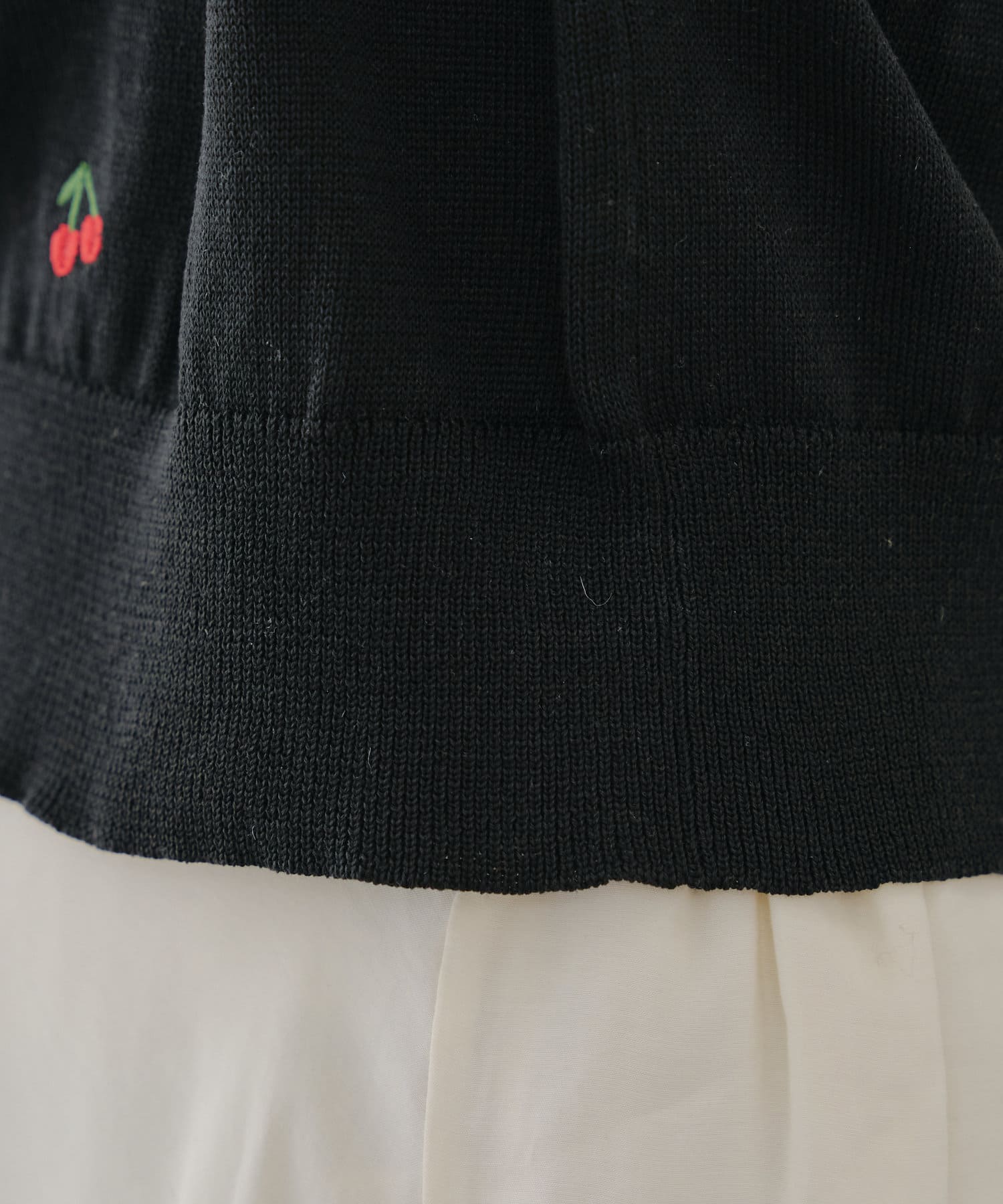 NICE CLAUP / OLIVE des OLIVE OUTLET(ナイスクラップ  / オリーブ デ オリーブ アウトレット) 【RMAF】【ガーリーコーデにおすすめ】チェリー刺しゅうカーディガン