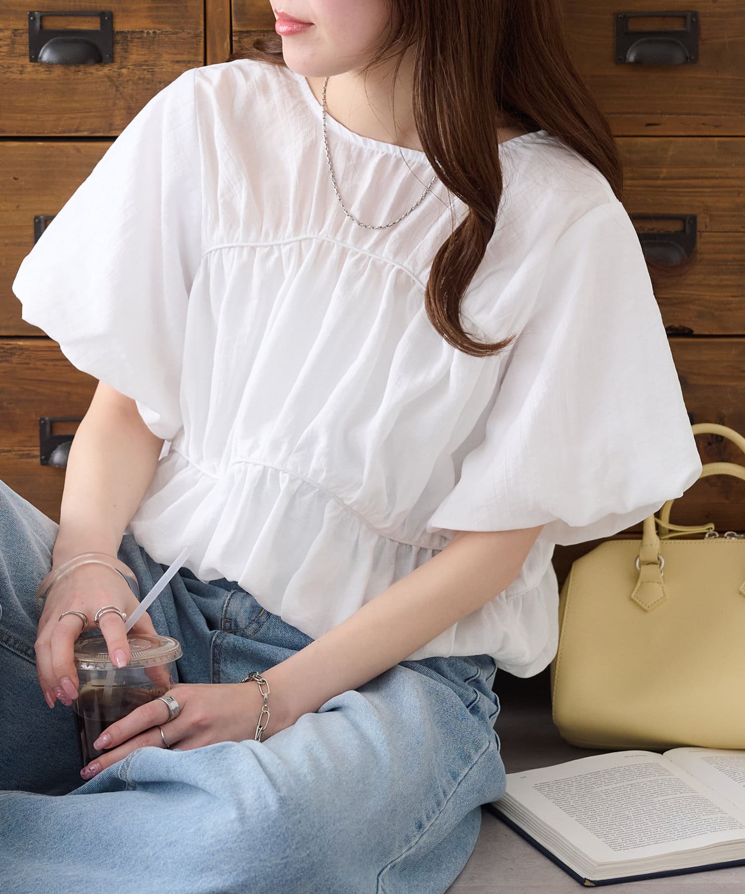 体型カバーを叶える春にぴったりのブラウスが登場！●デザインギャザーデザインが施されていることで、体のラインを拾いにくく気になるウエストや体型をカバーしてくれます。袖はボリュームのある5分袖なので女性ら