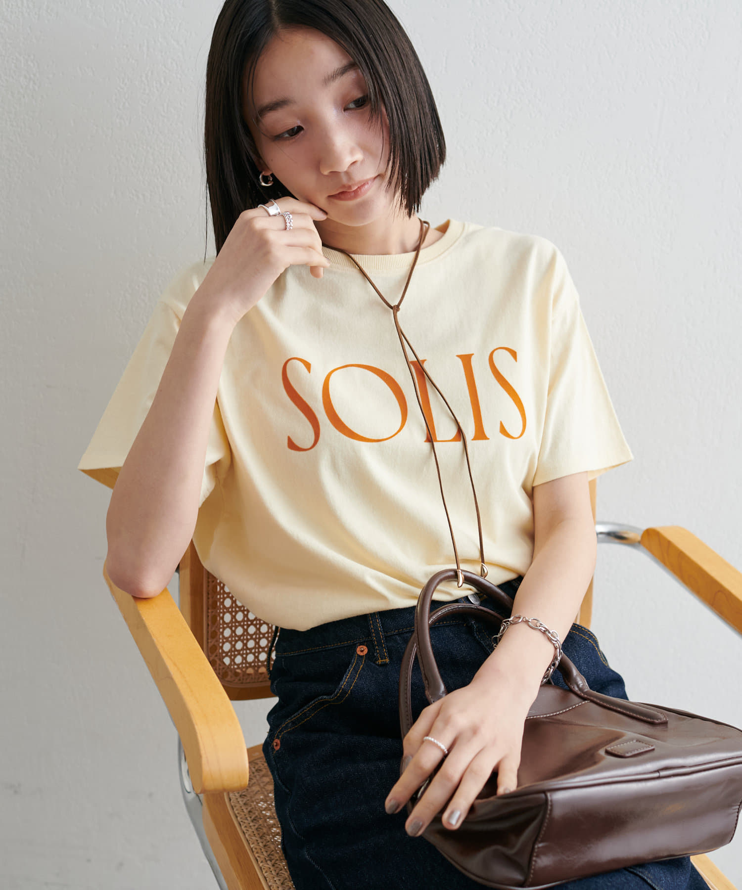 着回し力抜群の万能ロゴTシャツが登場！●デザイン大人のきれいめカジュアルにもマッチするロゴTシャツ。ロゴデザインをフロッキープリントにすることで、上品で高見えする仕上がりに！立体感もあり、さり気ないポ