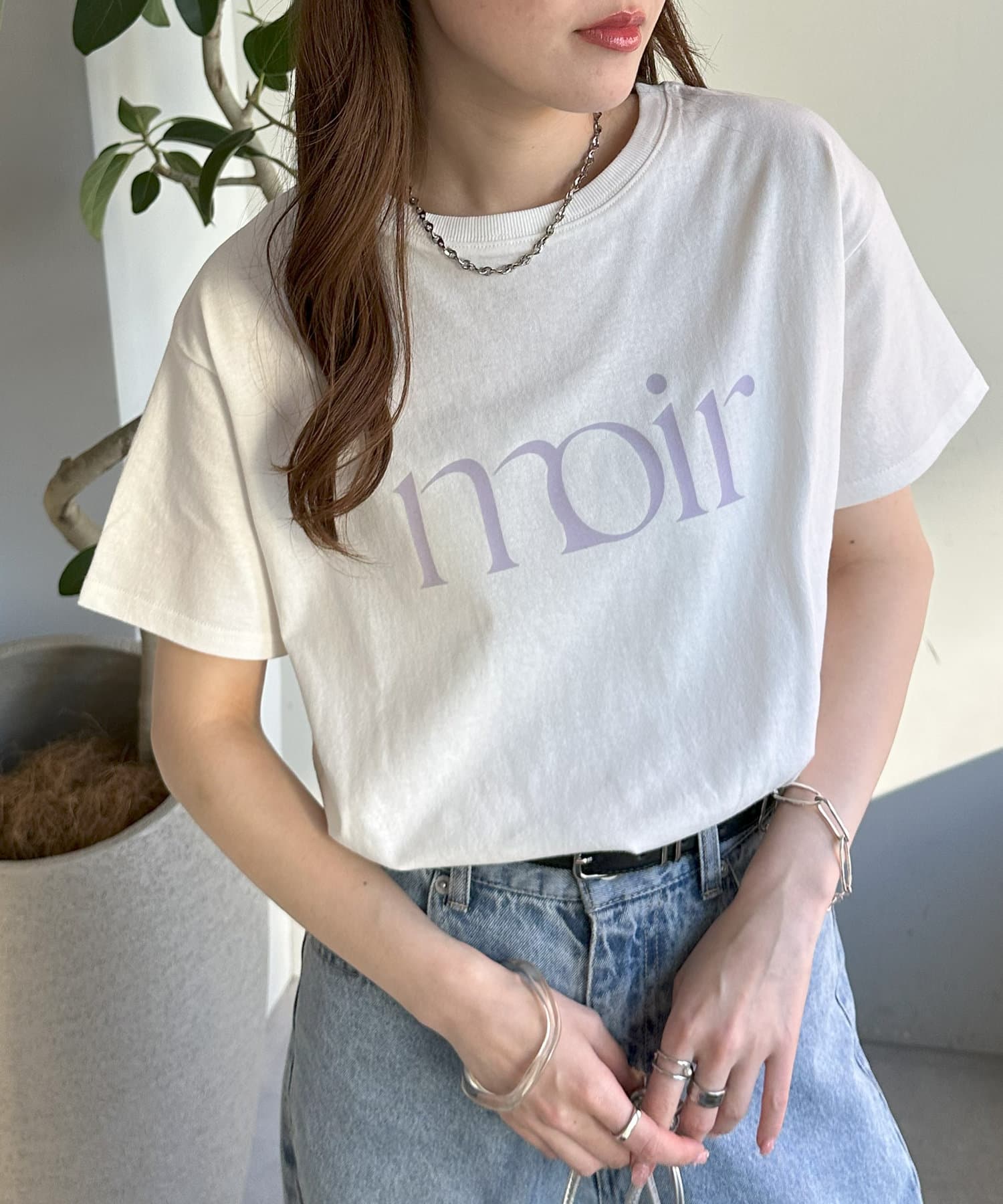 着回し力抜群の万能ロゴTシャツが登場！●デザイン大人のきれいめカジュアルにもマッチするロゴTシャツ。ロゴデザインをフロッキープリントにすることで、上品で高見えする仕上がりに！立体感もあり、さり気ないポ