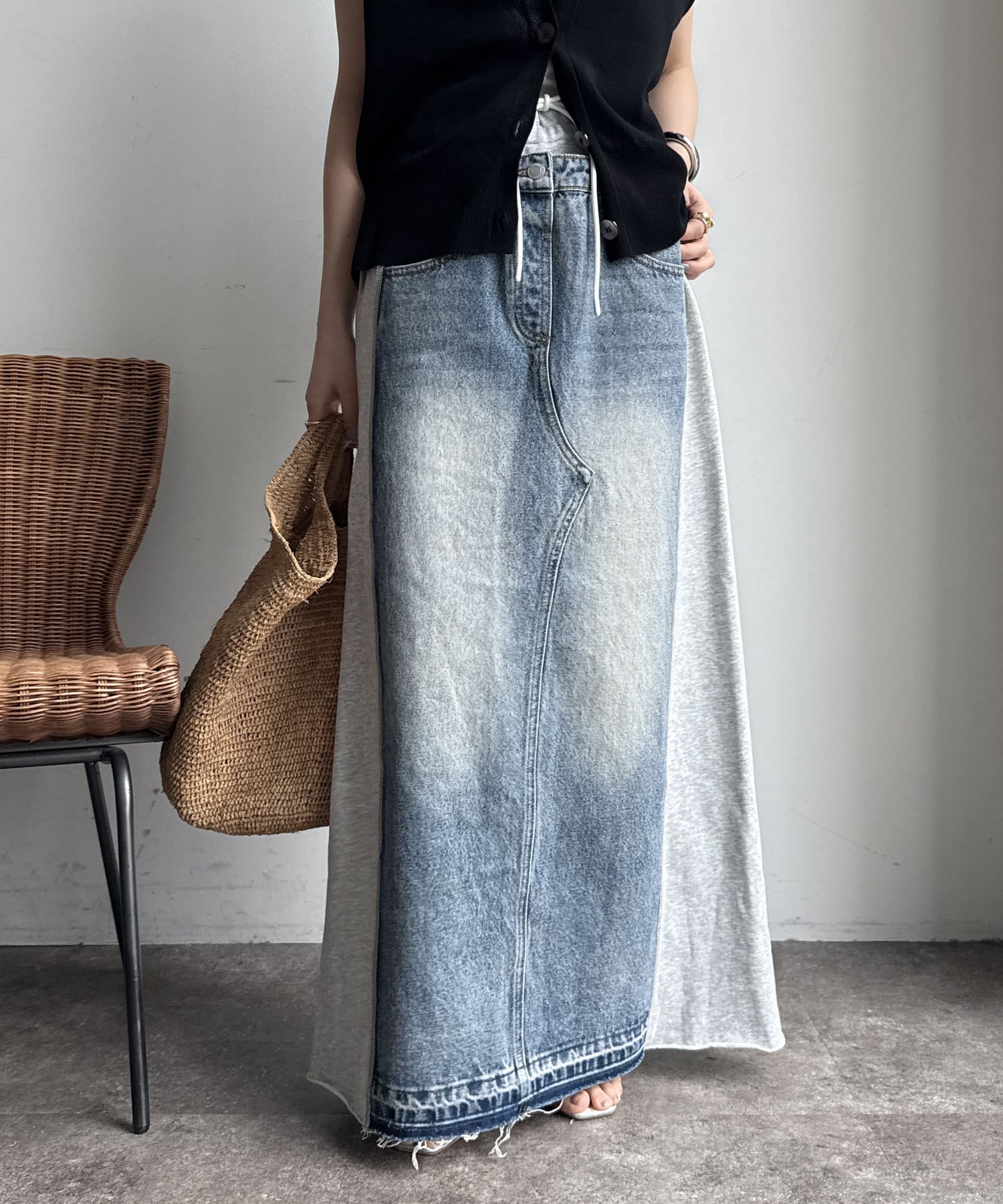 ■2025 SPRING & SUMMER ITEM■WEB限定!デニム×スウェット異素材MIXスカート！デニムとスウェット生地の異素材MIXが、こなれた雰囲気を演出する一枚。カジュアルながら