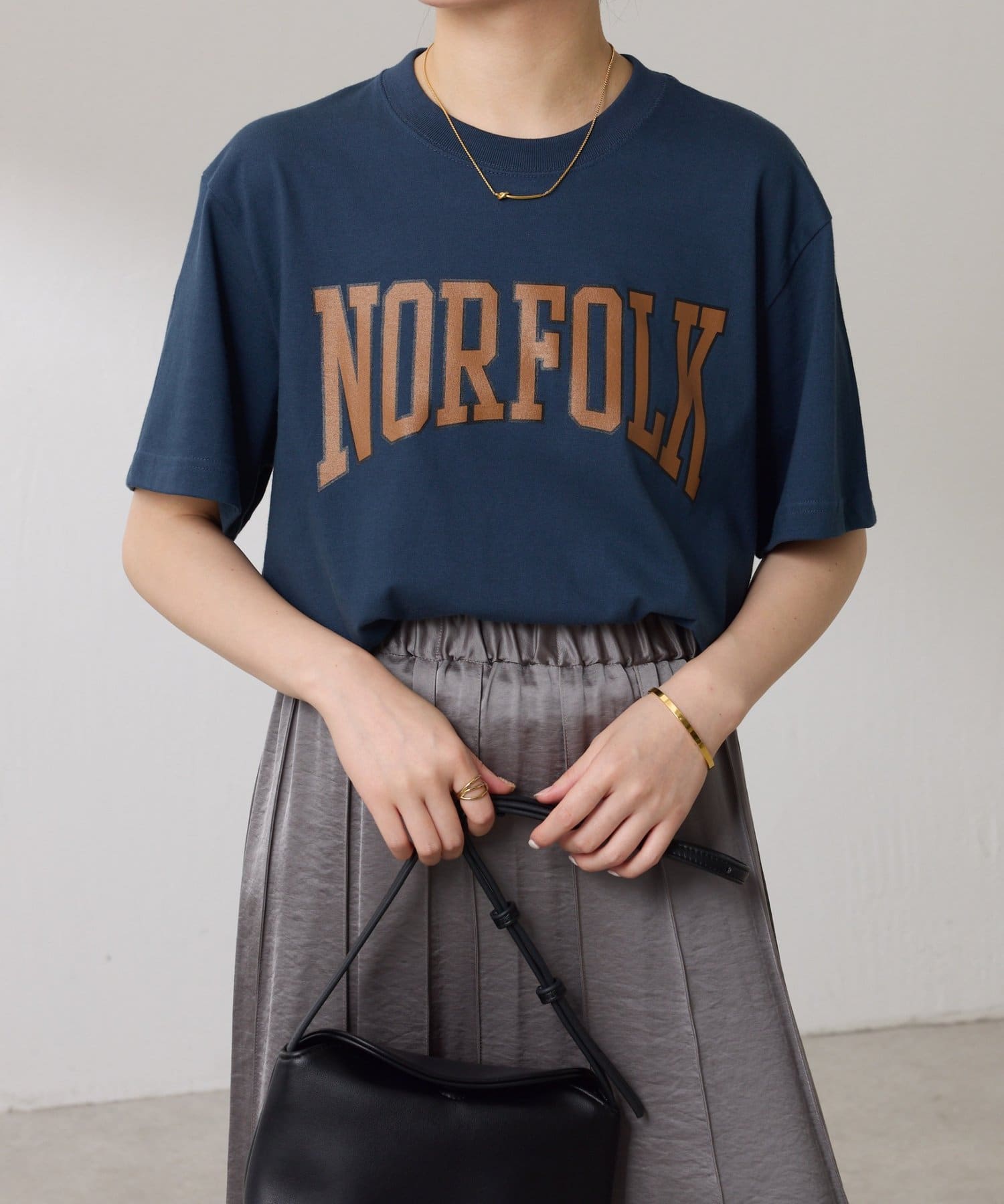1枚でもインナーとしてもサマになるロゴTシャツ。【POINT】・胸元の大きめなロゴプリントがポイントです。・ボトムにインしたときにもロゴが隠れずにスタイリングのアクセントに◎・程よくゆとりのあるサイジ