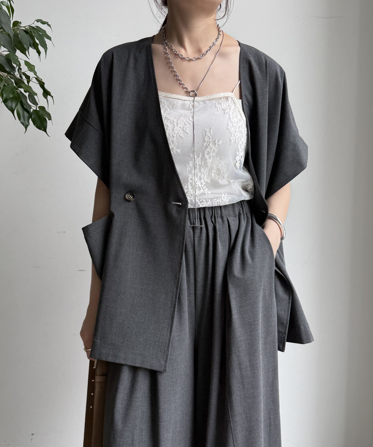 ■2025 SPRING & SUMMER ITEM■WEB限定!すっきりとした印象を与えるノーカラージャケット！ワイドシルエットでノーカラーの半袖ダブルジャケットはヒップラインもカバーできる