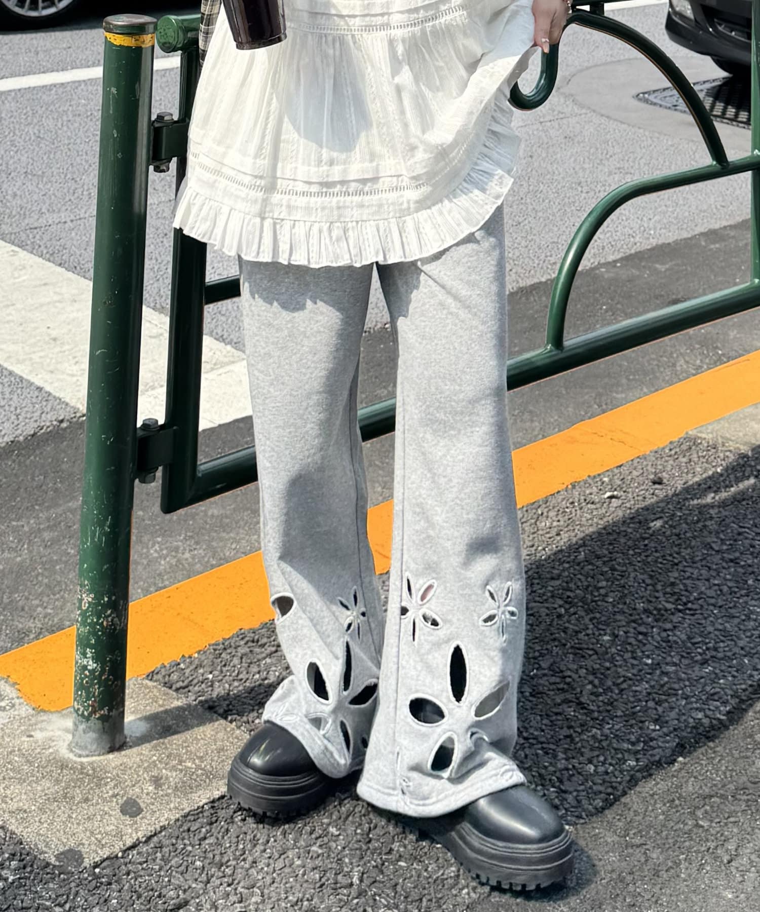 裾のフラワーカットが印象的なスウェットパンツが登場！▼デザイン・お花の形のくりぬきが特徴的なワイドスウェットパンツ◎・さらっとした裏毛素材で、ロングシーズン着用可能です！・ウエストゴムと紐の仕様でリラ