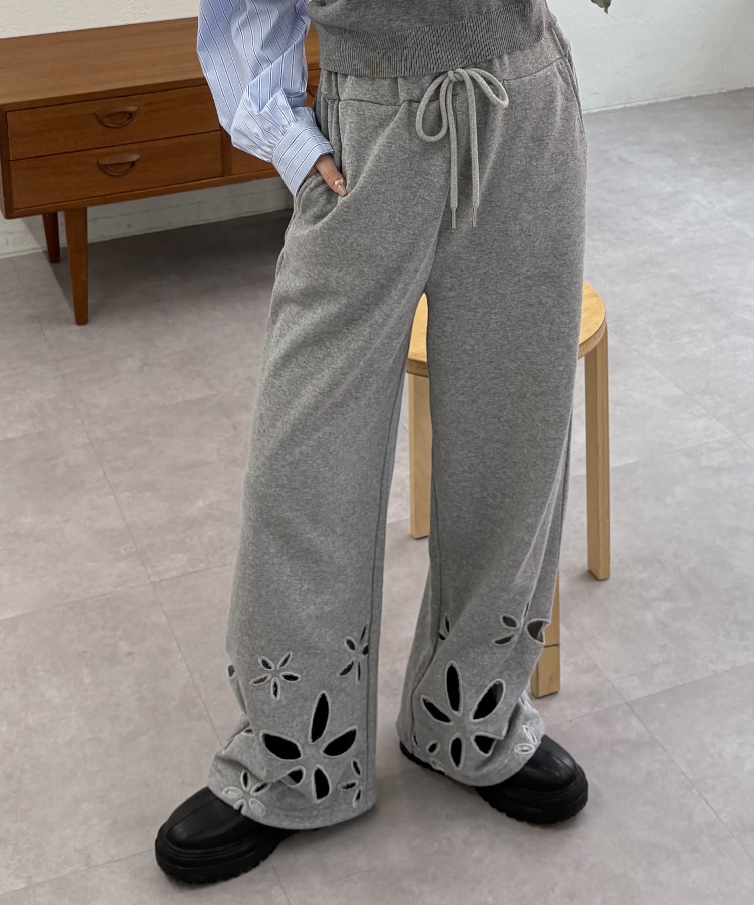 裾のフラワーカットが印象的なスウェットパンツが登場！▼デザイン・お花の形のくりぬきが特徴的なワイドスウェットパンツ◎・さらっとした裏毛素材で、ロングシーズン着用可能です！・ウエストゴムと紐の仕様でリラ