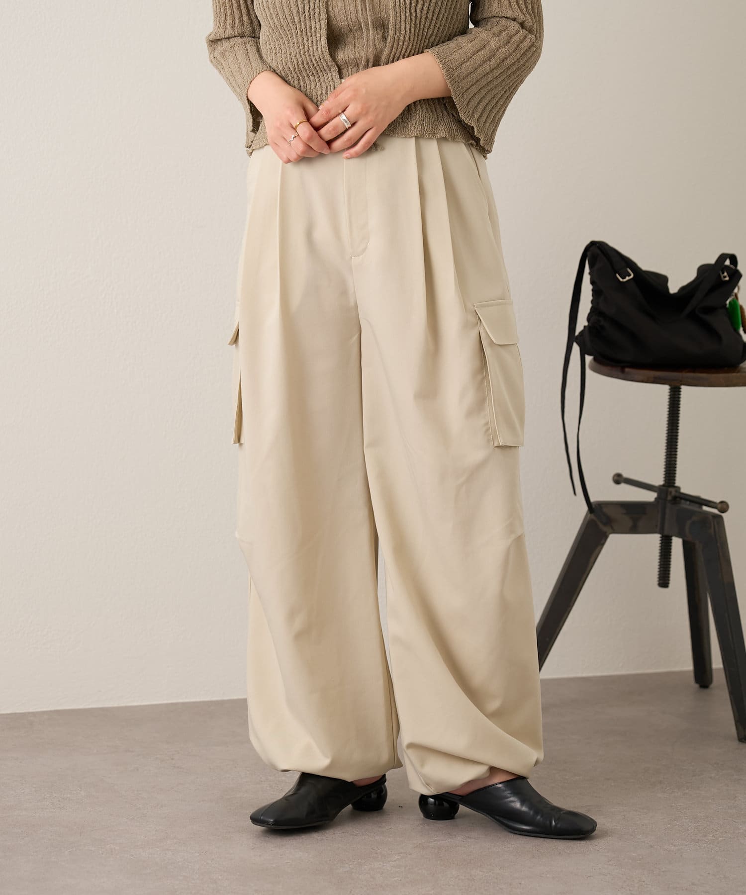 ラフに着れる万能パンツ※サイズ0と1の着丈の差は5cmです。(詳しくはサイズ詳細をご覧ください)■デザイン動きやすさと実用性を兼ね備えた、ベーシックなカーゴパンツ。程よくゆとりのあるシルエットで、リラ