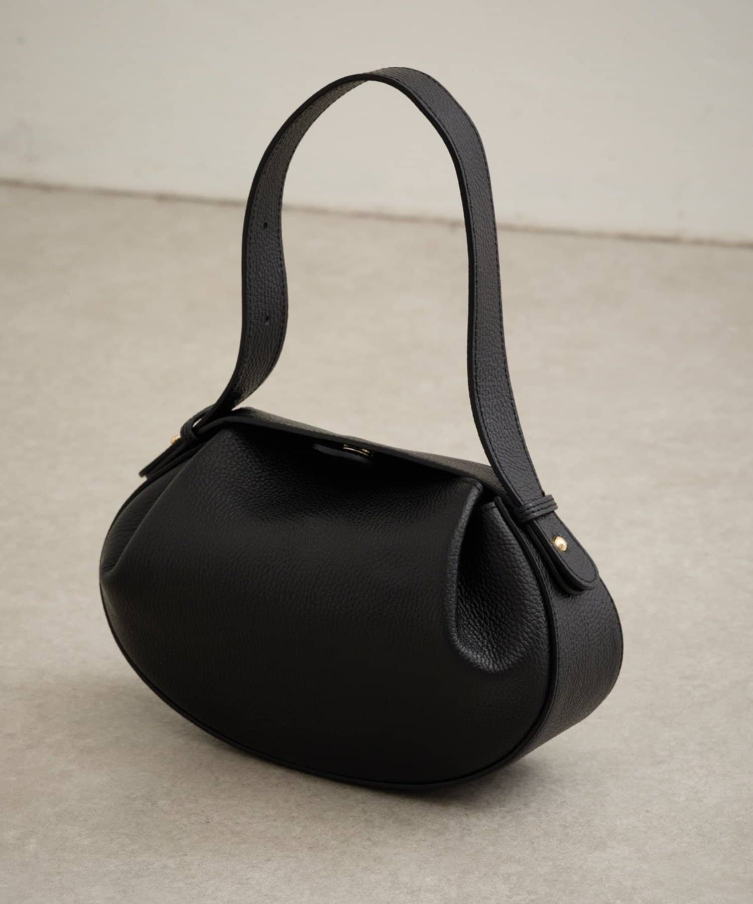 《 Lui's FEMME(ルイス ファム)オリジナル25SSコレクション 》MILLELA FIRENZE ベルトハンドバッグ●デザインコロンとしたモチーフがポイントになるバッグ。立体的な