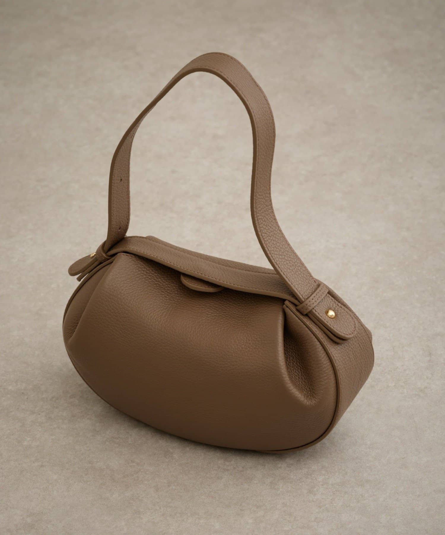 《 Lui's FEMME(ルイス ファム)オリジナル25SSコレクション 》MILLELA FIRENZE ベルトハンドバッグ●デザインコロンとしたモチーフがポイントになるバッグ。立体的な