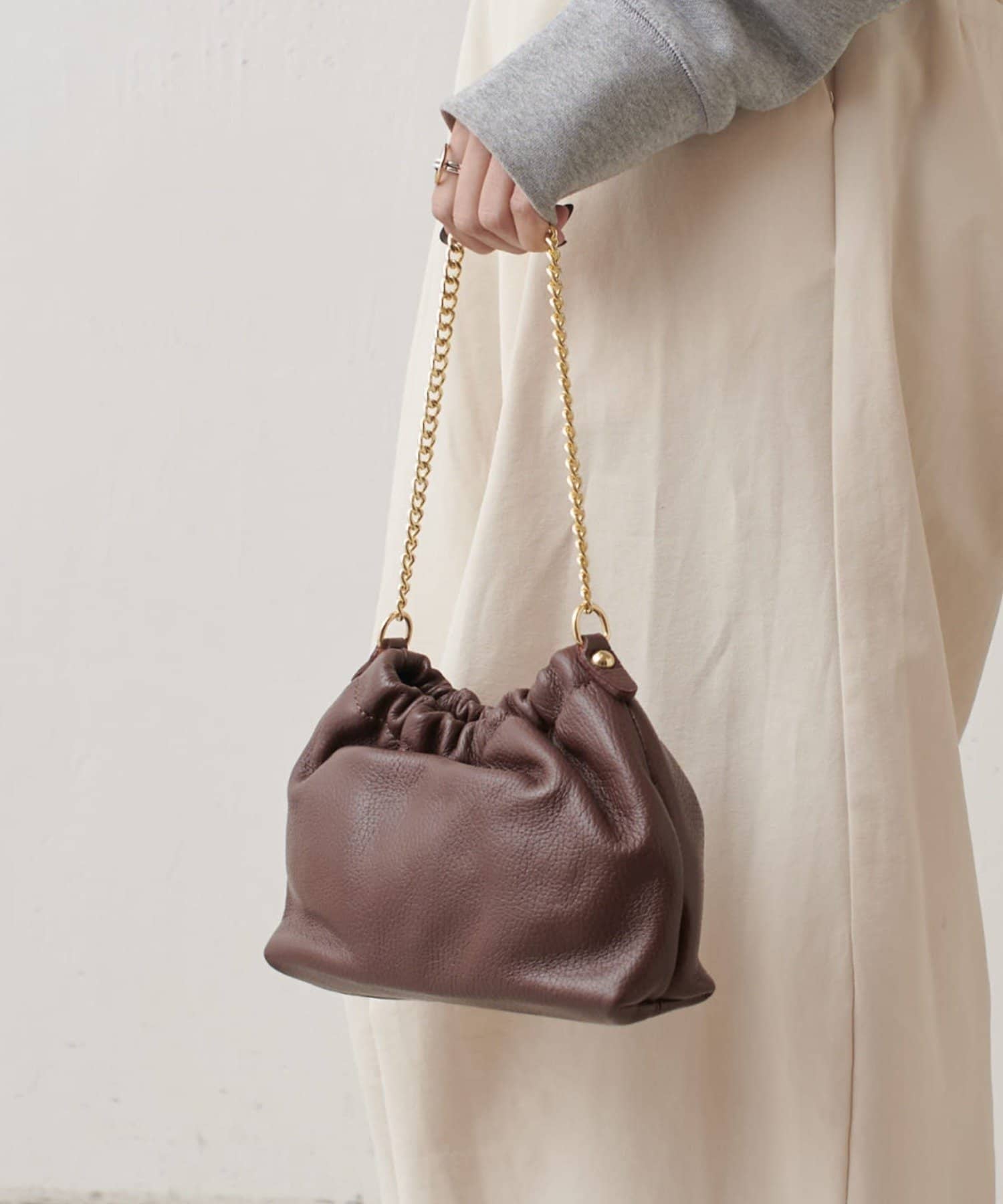 《 Lui's FEMME(ルイス ファム)オリジナル25SSコレクション 》MILLELA FIRENZE チェーンショルダーバッグ●デザイン巾着ようなギャザーの入った丸いシルエットがかわ