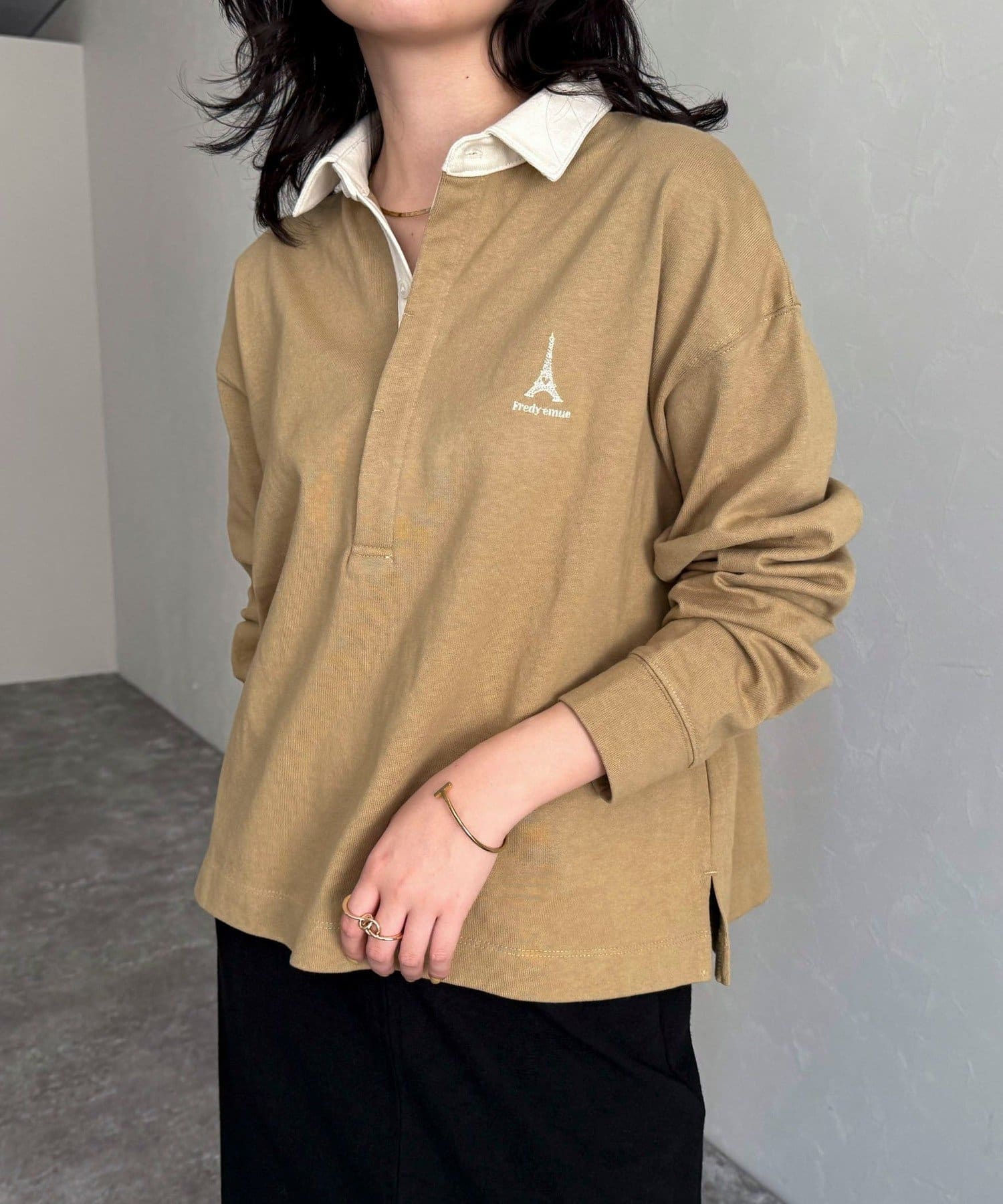 ◇fredy emue◇【2025 SS】可愛いワンポイント刺繍がアクセントになったラガーシャツ●point・ワンポイント刺繍がポイントのトレンド感あるラガーシャツです・胸元に入ったfredyオリジナ
