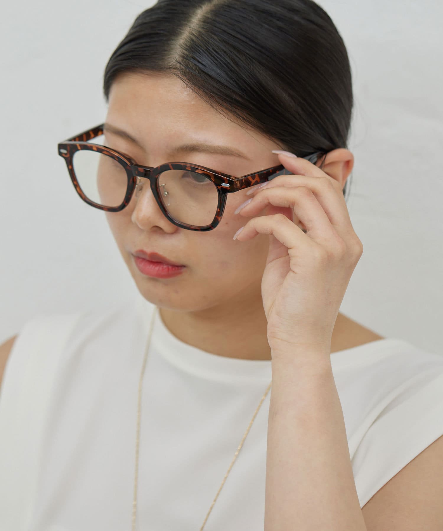コーディネートのワンポイントに！普段使いしやすい調光レンズのアイウェア●紫外線に反応してレンズカラーが変化する調光レンズ。●眼を保護するブルーライトカット機能。●持ち運びに便利な専用ケース付き。●スタ