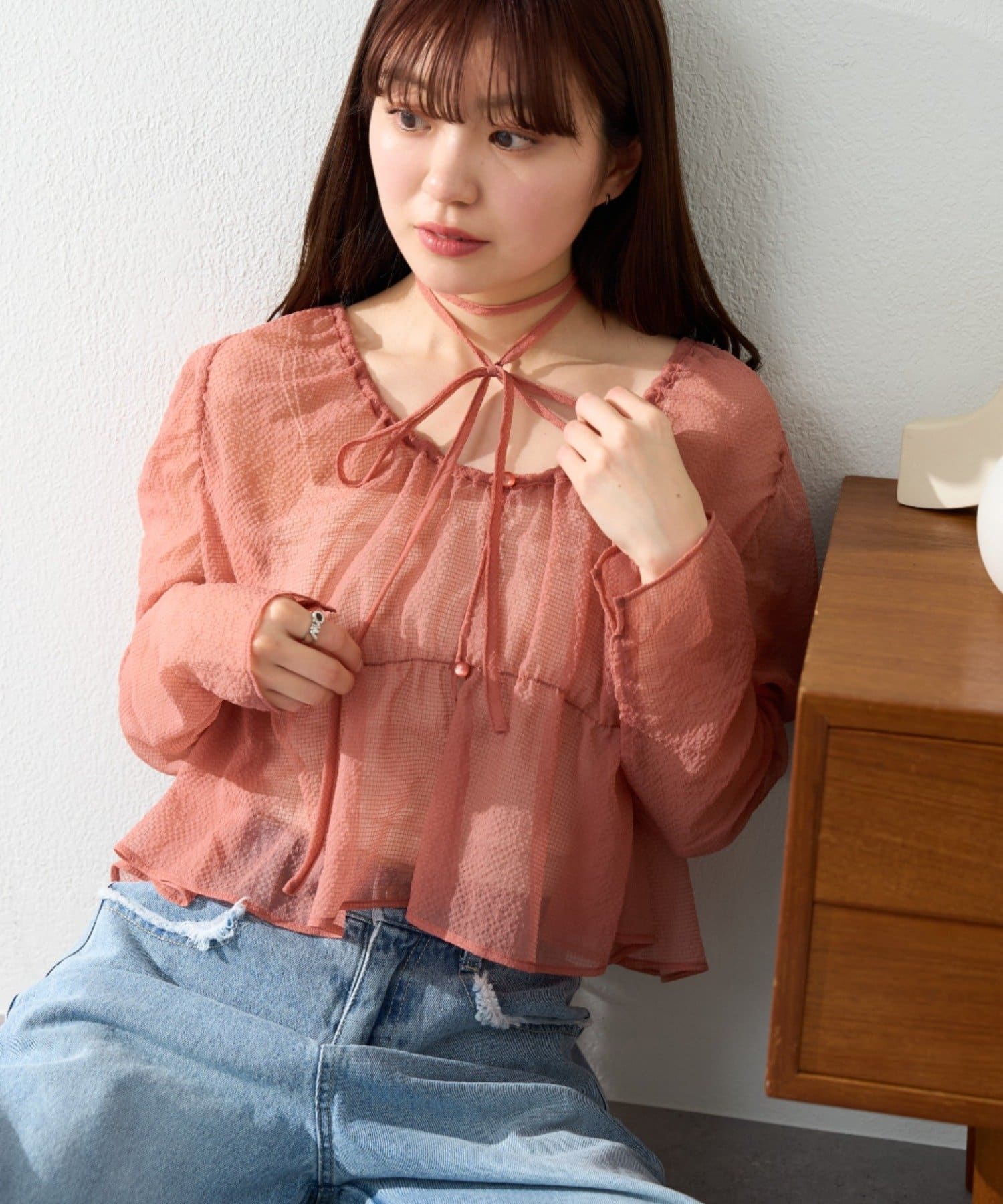 アレンジが楽しめるシアーブラウス※サイズSとLの着丈の差は26cmです。(詳しくはサイズ詳細をご覧ください)特集ページはこちら■デザインブラウスの、同素材チョーカーがSETになっているマルチブラウス。