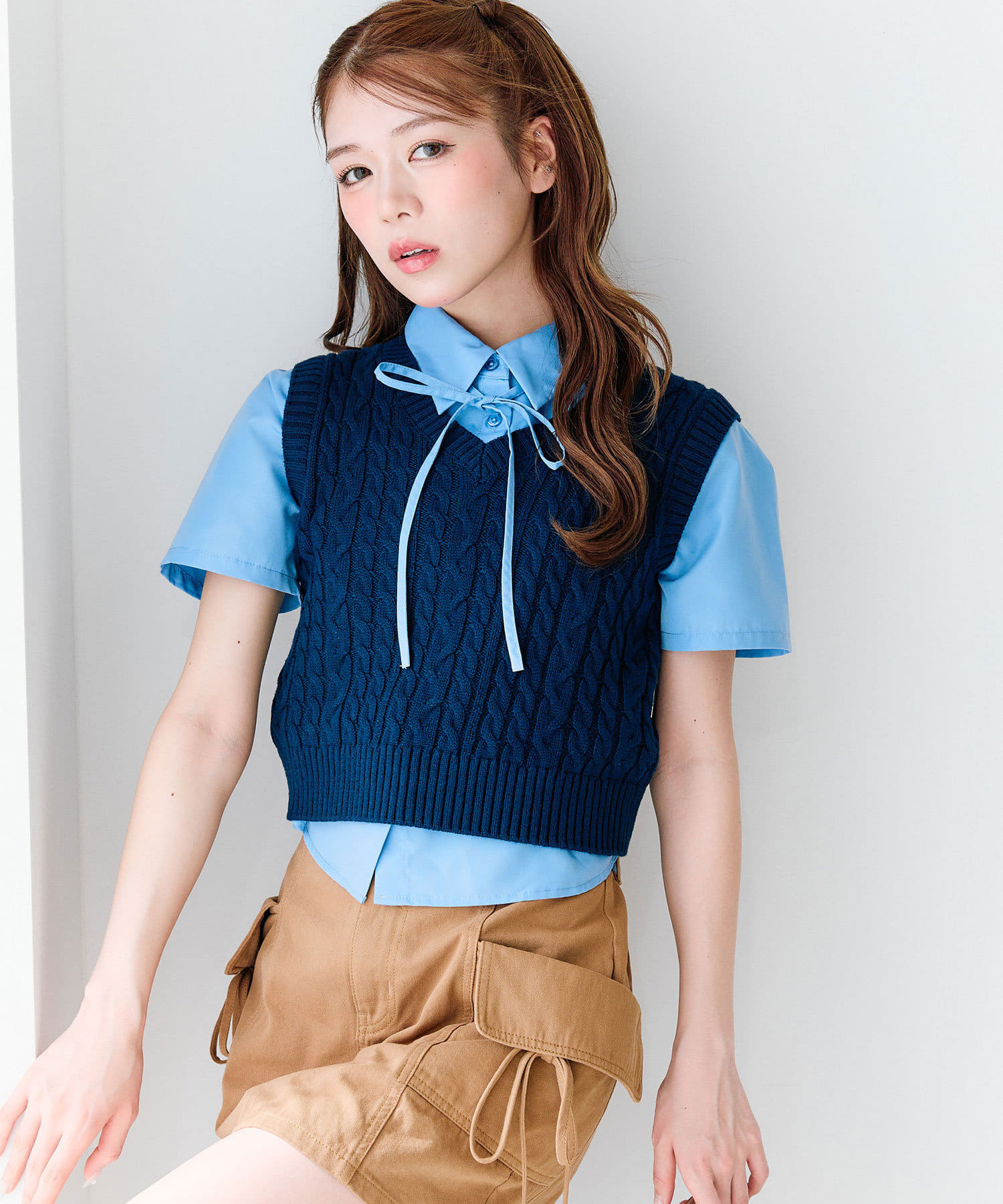 大人気のセットアイテムから半袖バージョンが登場！■デザイン・簡単にレイヤードコーデが完成する、ニットベストと半袖シャツのセットアイテム。・ニットベストはケーブル編みで、プレッピーな雰囲気を演出します。
