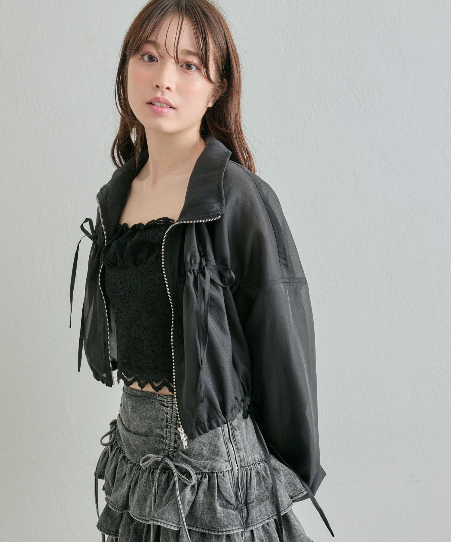 カジュアルからガーリーまで着回せるシアブルゾン■デザイン・オリーブで大人気の胸リボンデザインで、裾にもリボンを施しよりガーリーなデザインになりました。・リボンでドロストの絞り具合を調節できて、シルエッ