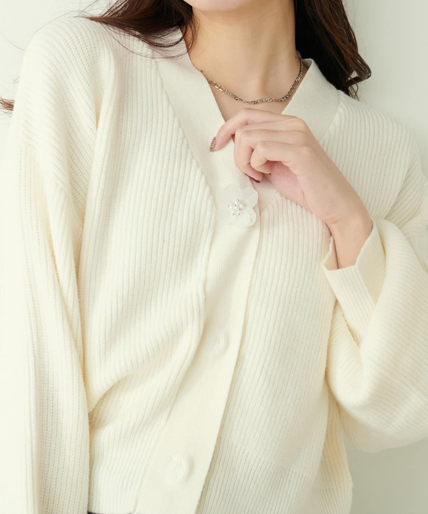 NICE CLAUP / OLIVE des OLIVE OUTLET(ナイスクラップ  / オリーブ デ オリーブ アウトレット) 【natural couture】お花釦Ｖネックニットカーデ