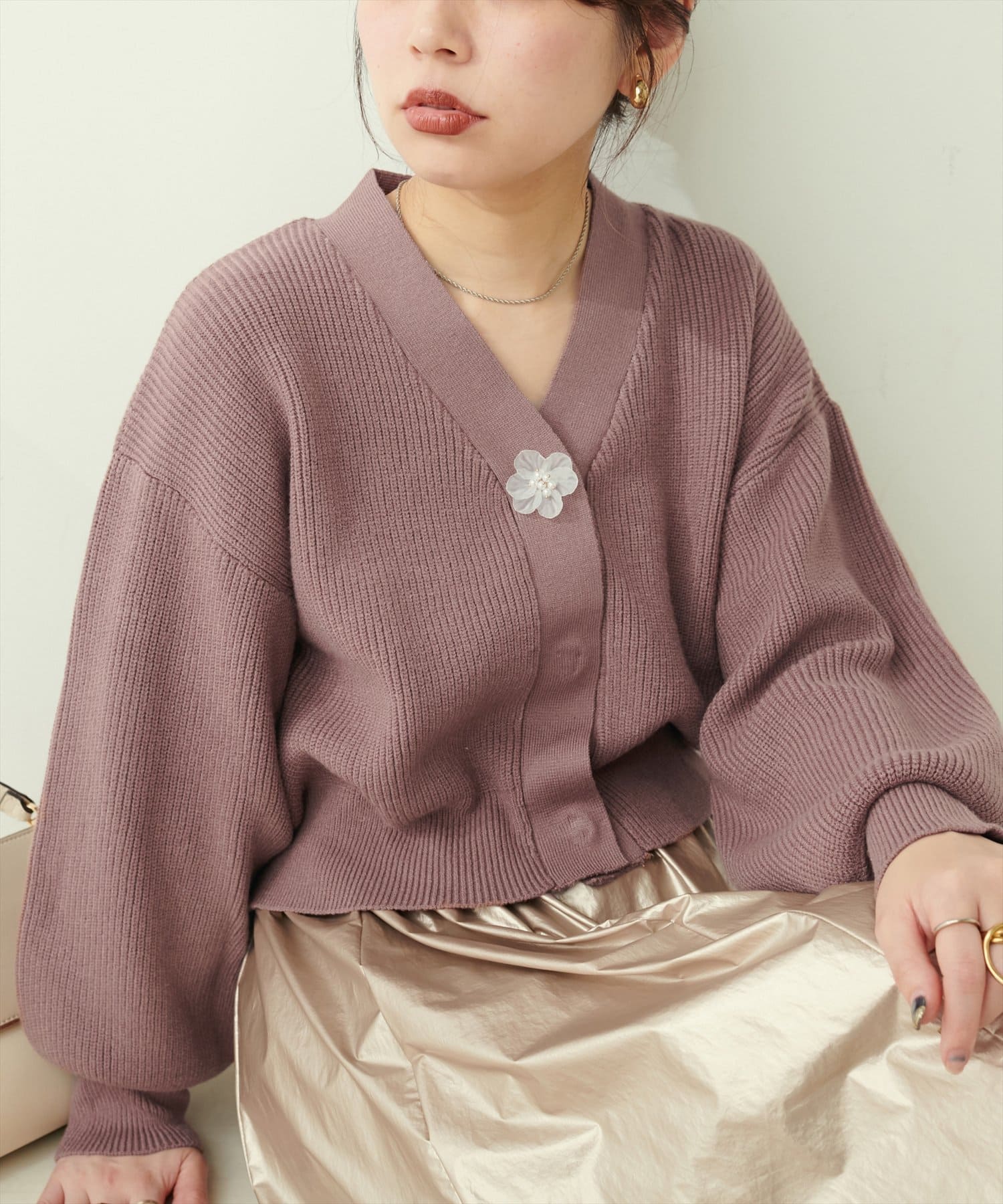 NICE CLAUP / OLIVE des OLIVE OUTLET(ナイスクラップ  / オリーブ デ オリーブ アウトレット) 【natural couture】お花釦Ｖネックニットカーデ