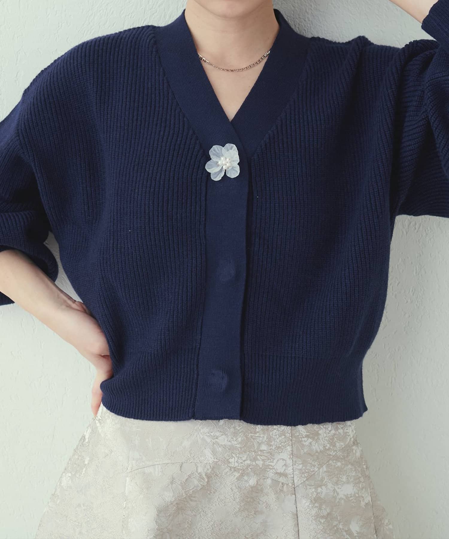 NICE CLAUP / OLIVE des OLIVE OUTLET(ナイスクラップ  / オリーブ デ オリーブ アウトレット) 【natural couture】お花釦Ｖネックニットカーデ