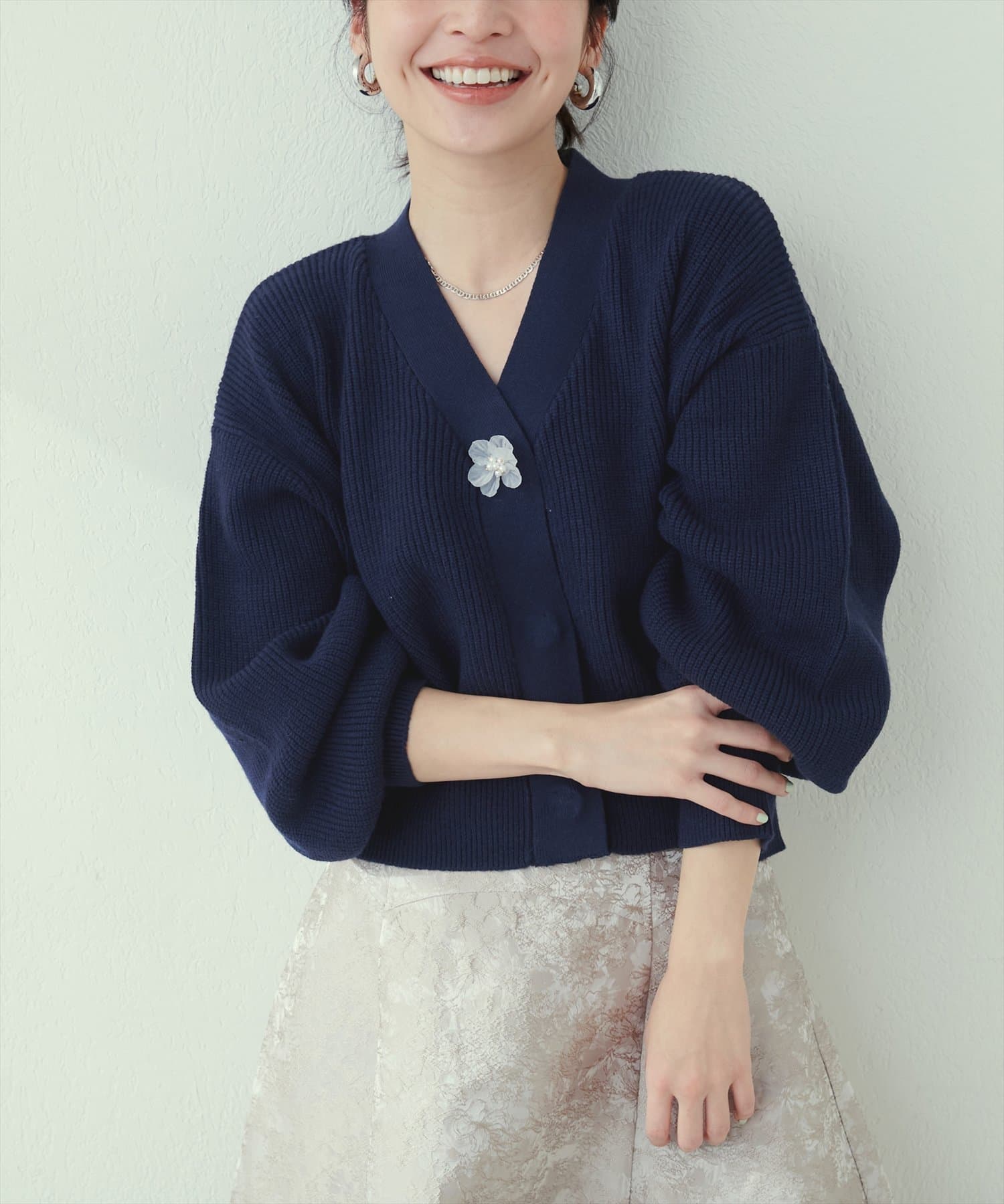 NICE CLAUP / OLIVE des OLIVE OUTLET(ナイスクラップ  / オリーブ デ オリーブ アウトレット) 【natural couture】お花釦Ｖネックニットカーデ