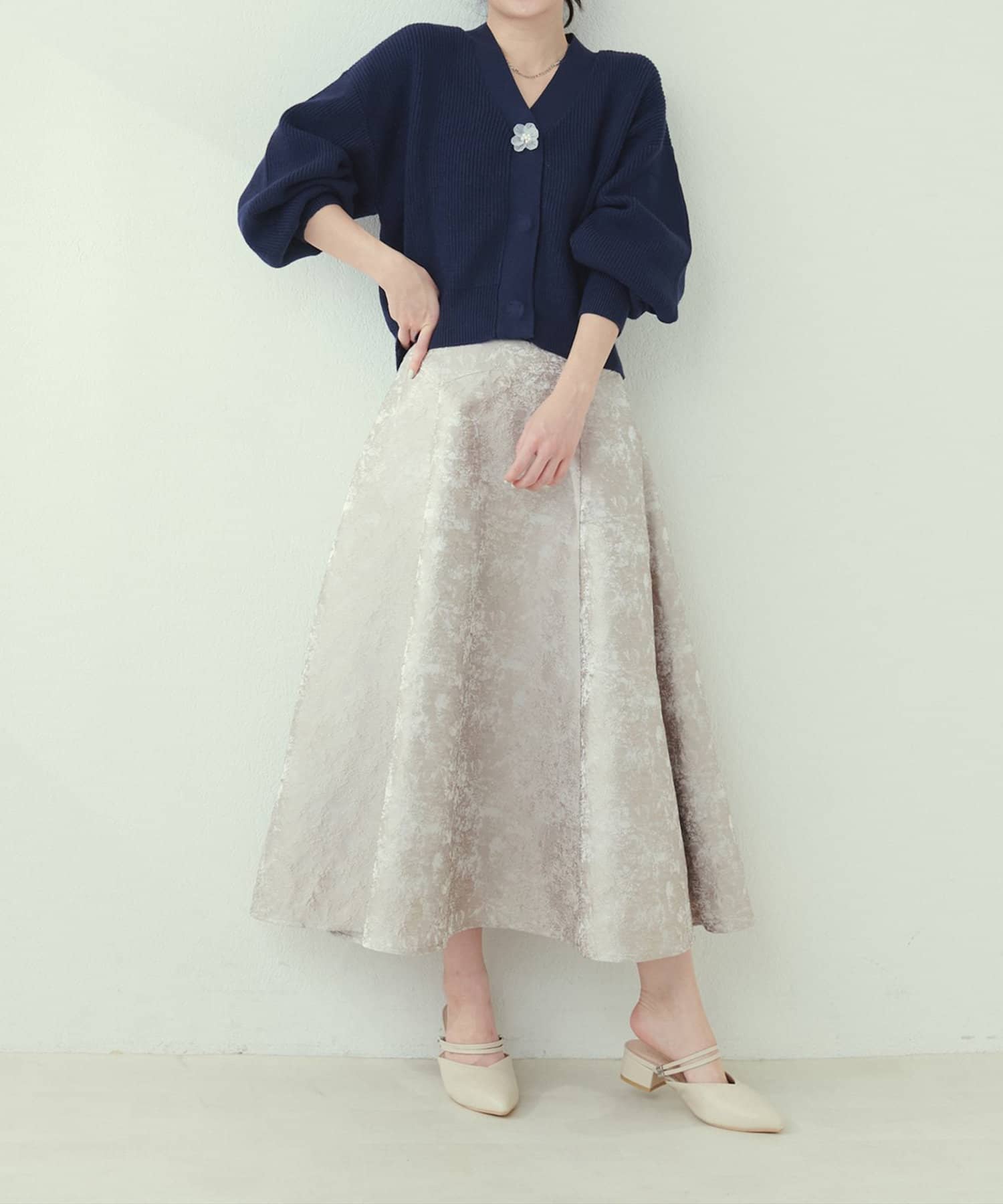 NICE CLAUP / OLIVE des OLIVE OUTLET(ナイスクラップ  / オリーブ デ オリーブ アウトレット) 【natural couture】お花釦Ｖネックニットカーデ