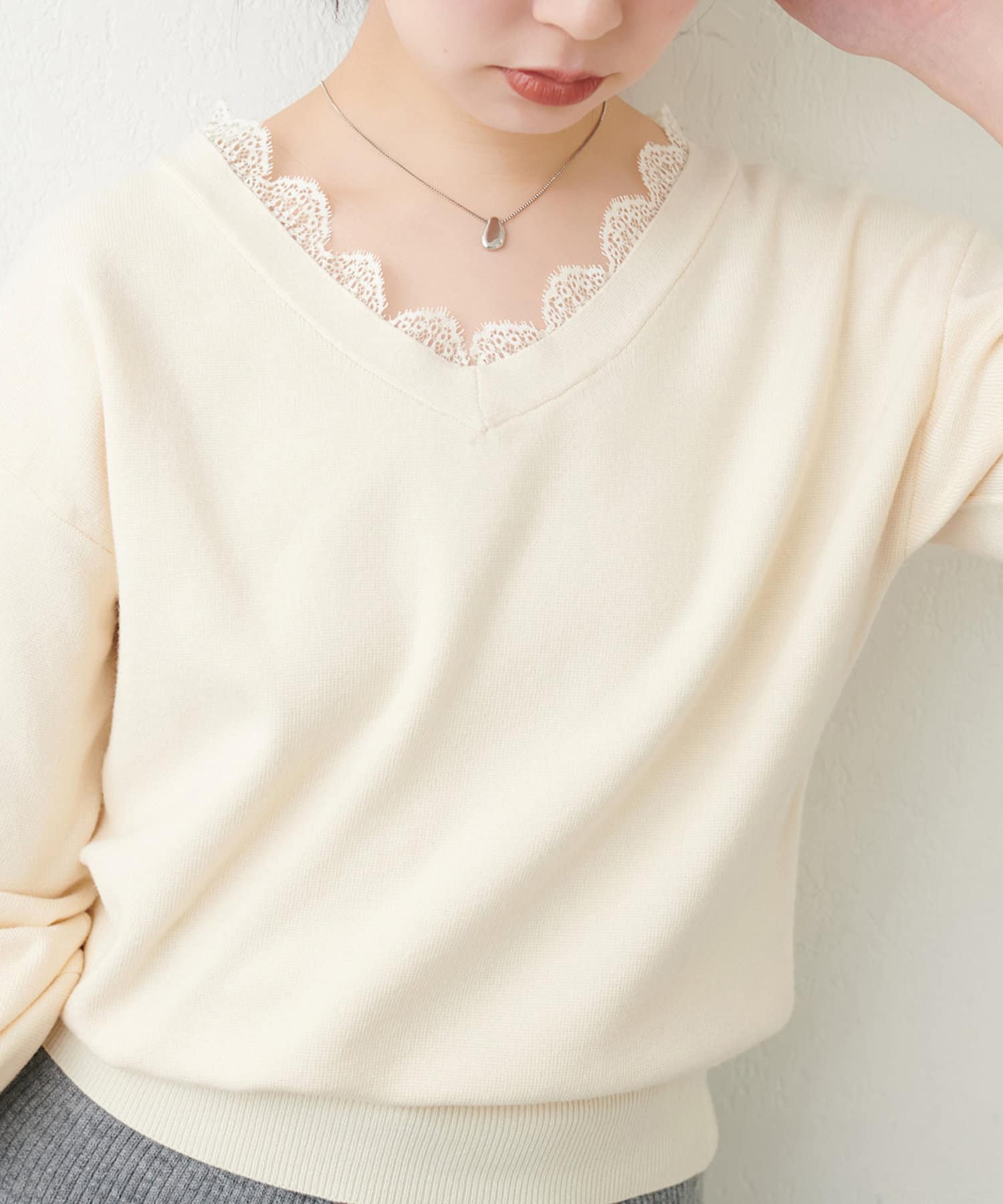 NICE CLAUP / OLIVE des OLIVE OUTLET(ナイスクラップ  / オリーブ デ オリーブ アウトレット) 【natural couture】レース衿Ｖネックプルオーバー