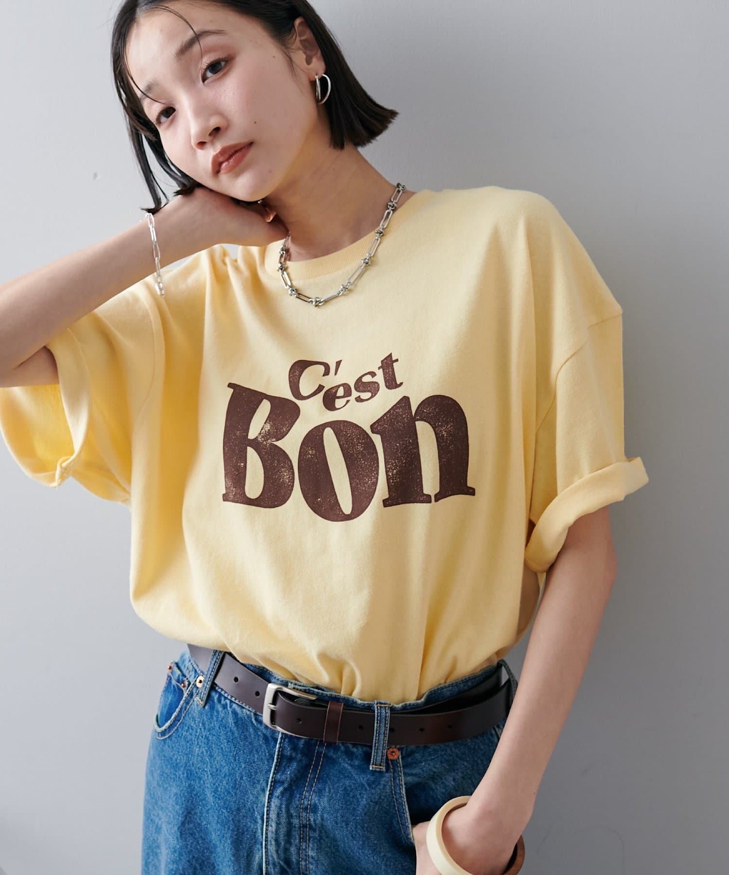 ナチュラルに、さりげなく映えるロゴTシャツ●デザインヴィンテージ感のあるややかすれたロゴデザインが、存在感たっぷりのグラフィックTシャツ。一枚で主役になるデザインなので、シンプルなボトムスと合わせても