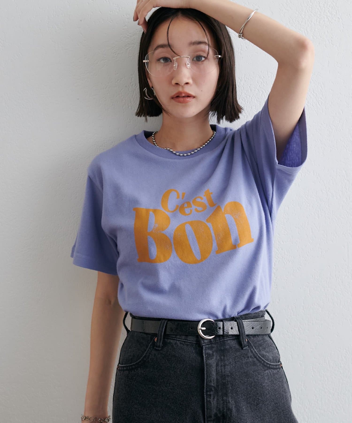 ナチュラルに、さりげなく映えるロゴTシャツ●デザインヴィンテージ感のあるややかすれたロゴデザインが、存在感たっぷりのグラフィックTシャツ。一枚で主役になるデザインなので、シンプルなボトムスと合わせても