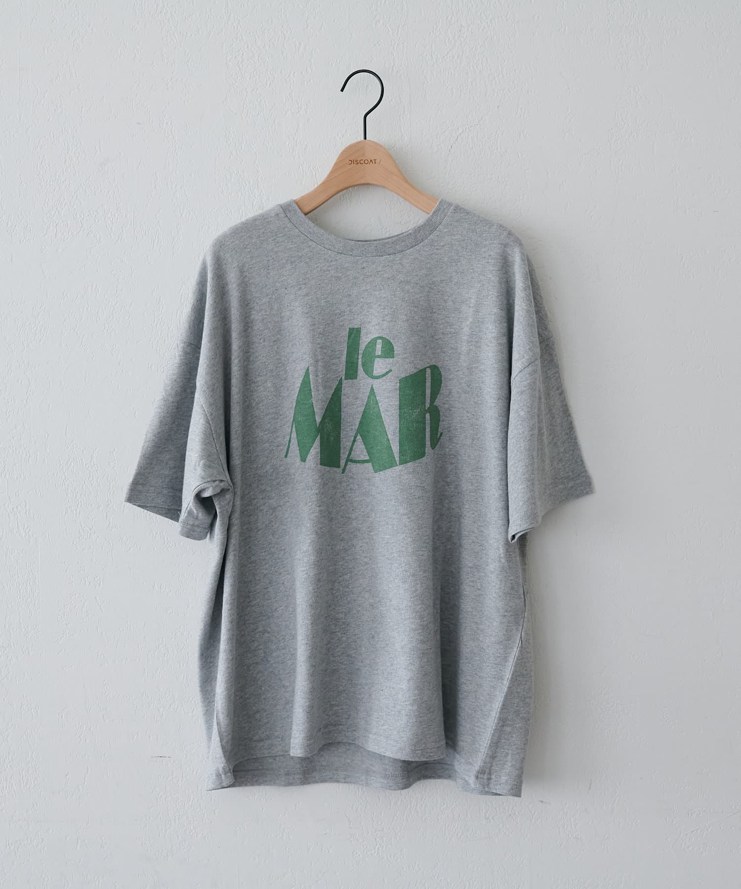 ナチュラルに、さりげなく映えるロゴTシャツ●デザインヴィンテージ感のあるややかすれたロゴデザインが、存在感たっぷりのグラフィックTシャツ。一枚で主役になるデザインなので、シンプルなボトムスと合わせても