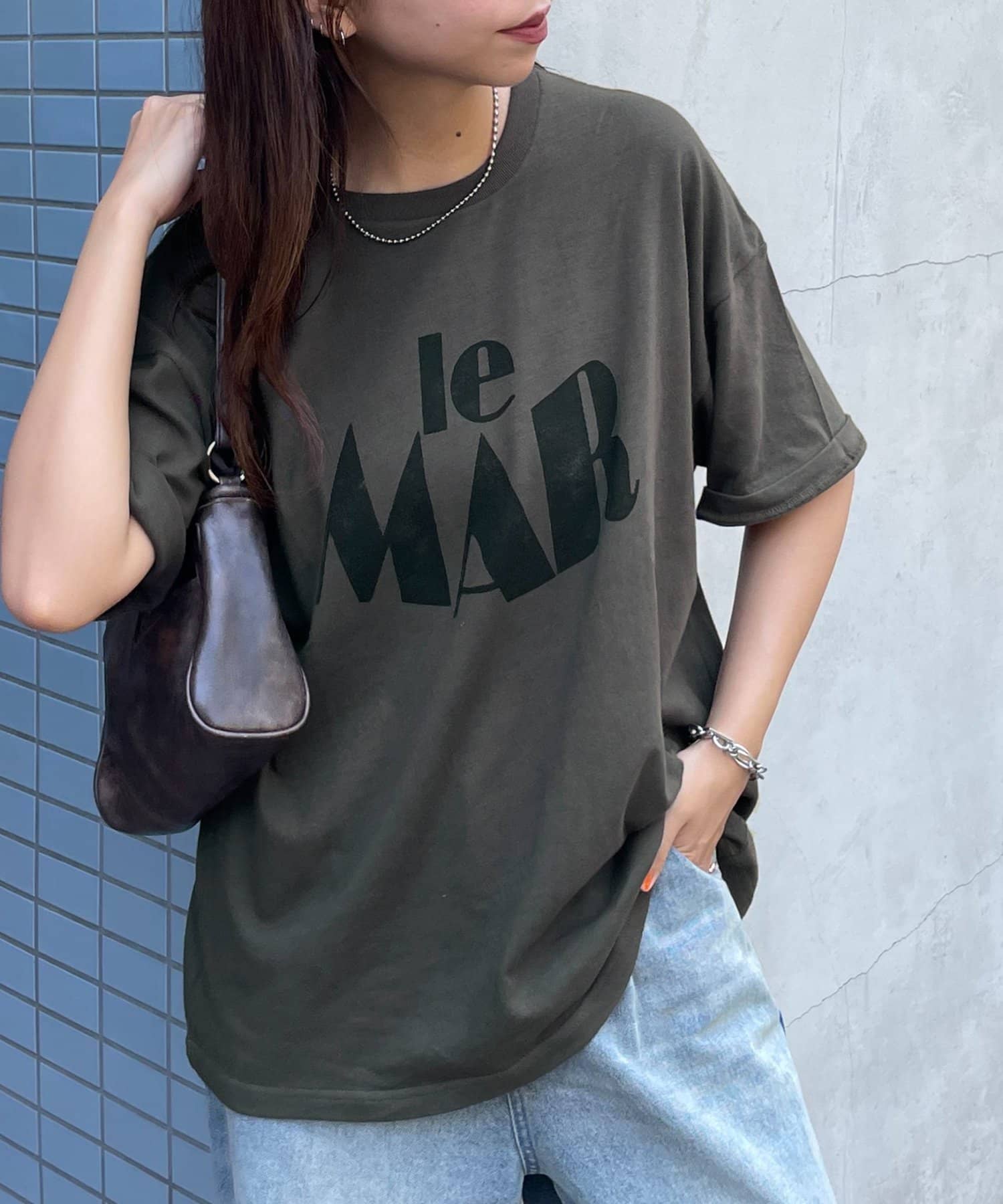 ナチュラルに、さりげなく映えるロゴTシャツ●デザインヴィンテージ感のあるややかすれたロゴデザインが、存在感たっぷりのグラフィックTシャツ。一枚で主役になるデザインなので、シンプルなボトムスと合わせても