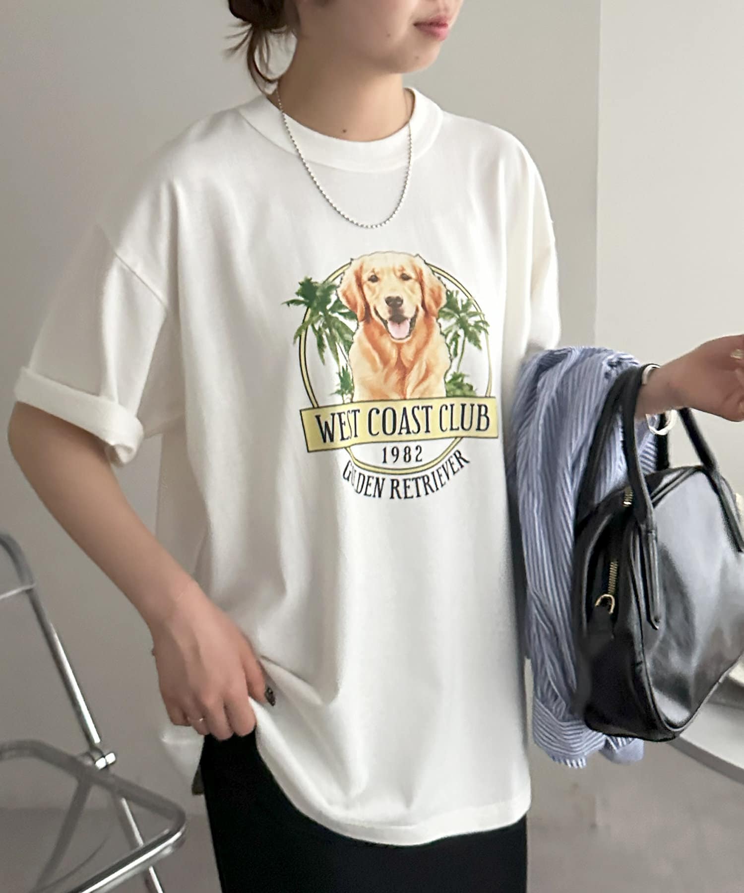 リゾート気分を感じる、遊び心たっぷりのドッググラフィックTシャツ●デザインフロントにヤシの木と愛らしい犬のイラストを施し、キャッチーながらもどこかヴィンテージ感漂う雰囲気が魅力。バックにもロゴデザイン