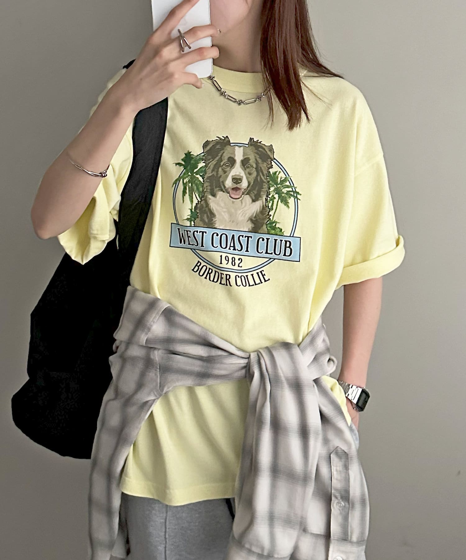 リゾート気分を感じる、遊び心たっぷりのドッググラフィックTシャツ●デザインフロントにヤシの木と愛らしい犬のイラストを施し、キャッチーながらもどこかヴィンテージ感漂う雰囲気が魅力。バックにもロゴデザイン