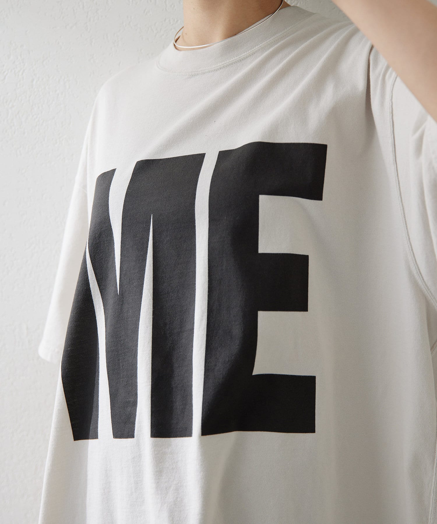 【お得】 KATHARINE HAMNETT×Whim Gazetteコラボ】MEロゴTシャツ | Whim トップス