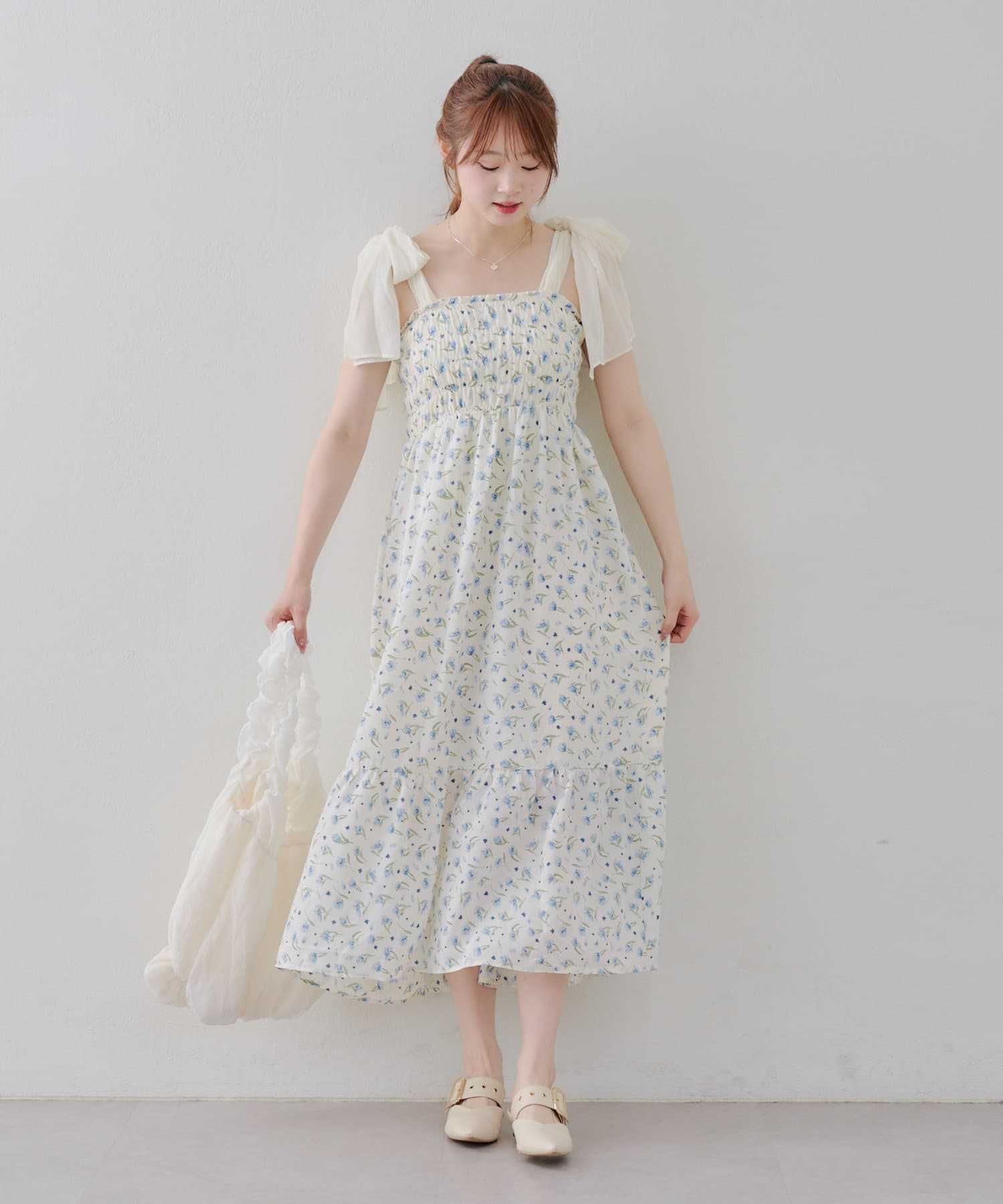 2025SS【 RMAF-Remind me and foreve-(リマインドミーアンドフォーエバー)】■ デザイン・小花柄が散りばめられた女性らしいワンピース・肩は自由に結べるリボン付きなので丈感