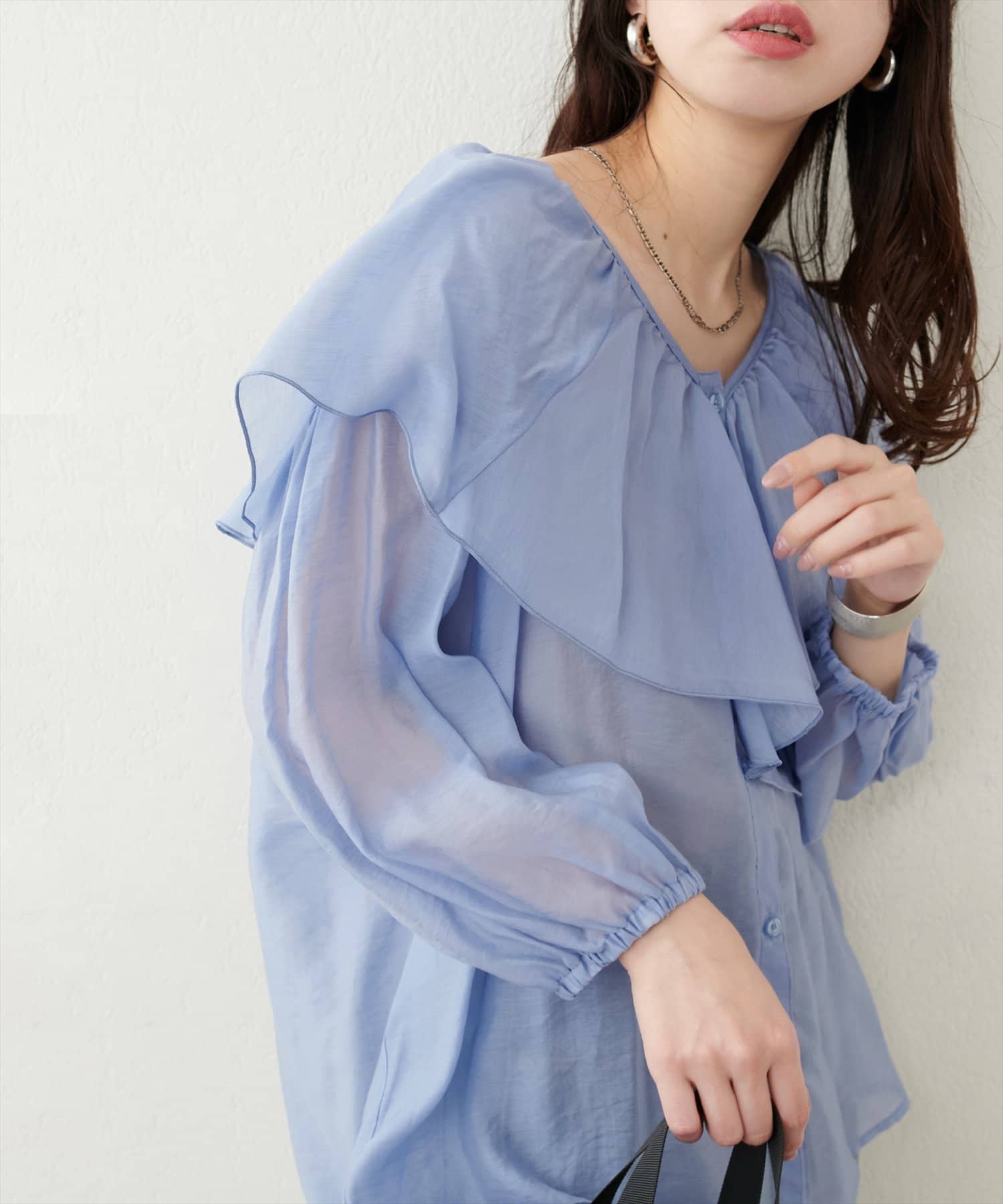 【2025SS natural couture】大人なシアー魅せ。ビッグフリル襟ブラウス■Design　デコルテ周りを美しく魅せてくれるネックデザインを追求。ケープのようにぐるりと一周するフリル襟は、