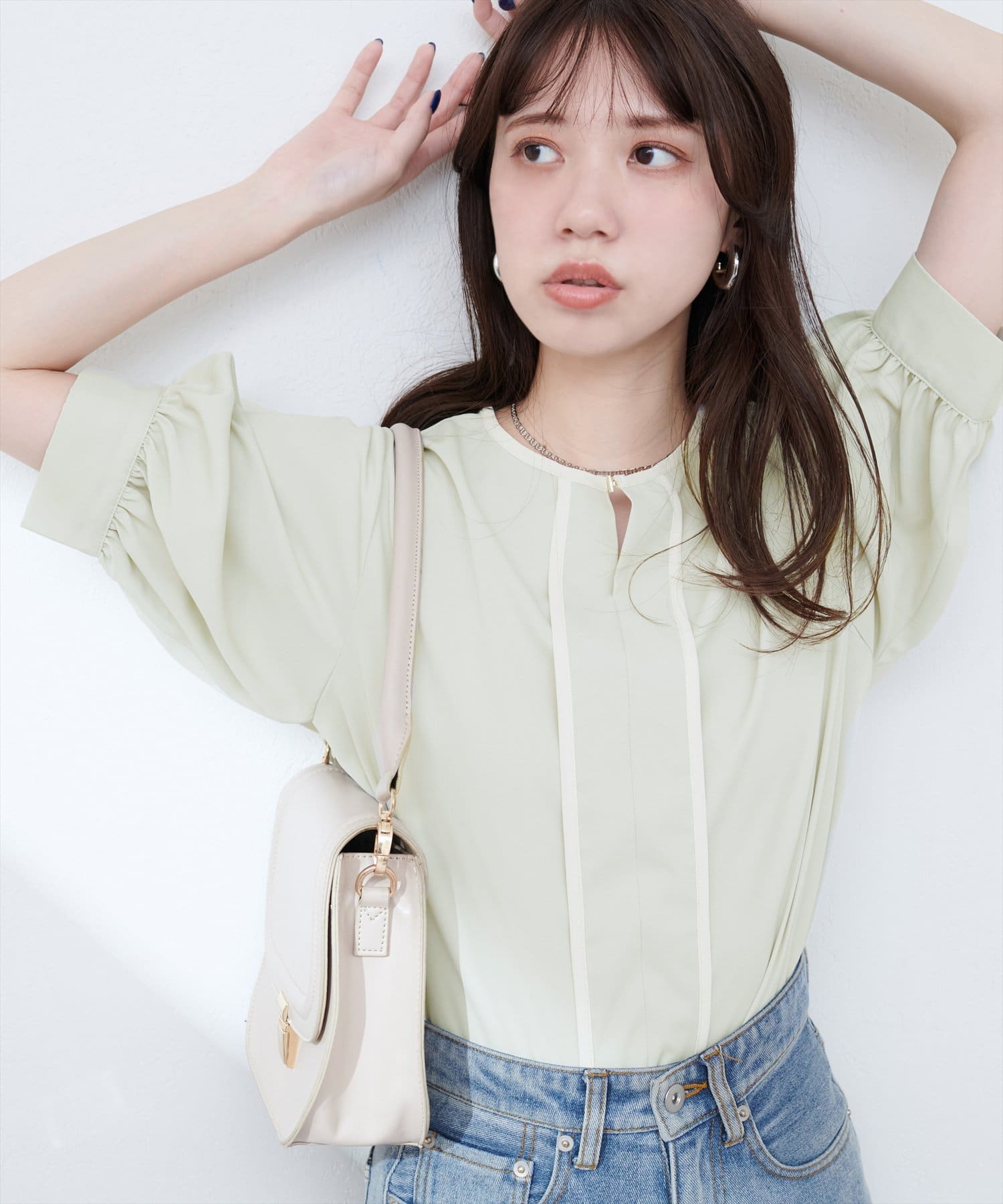 【2025SS natural couture】メタルホックブラウスに6分袖が登場■Designメタルホックがポイントの大人上品ブラウス。さらっとしたポリエステル素材で落ち感のある生地が、コーデを上品