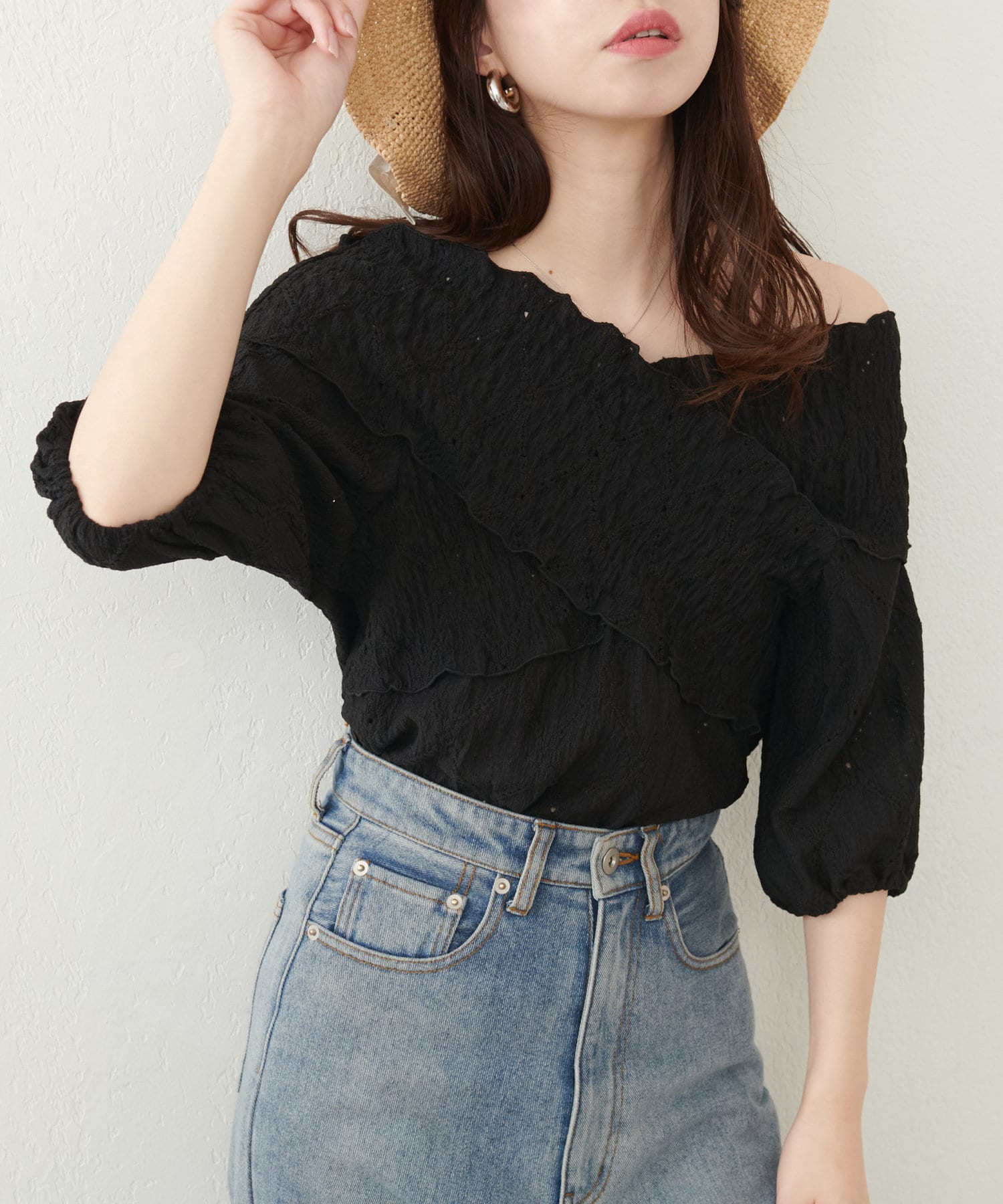 natural couture(ナチュラルクチュール) 【WEB限定】アイレットカットレースクロスオフショルプルオーバー