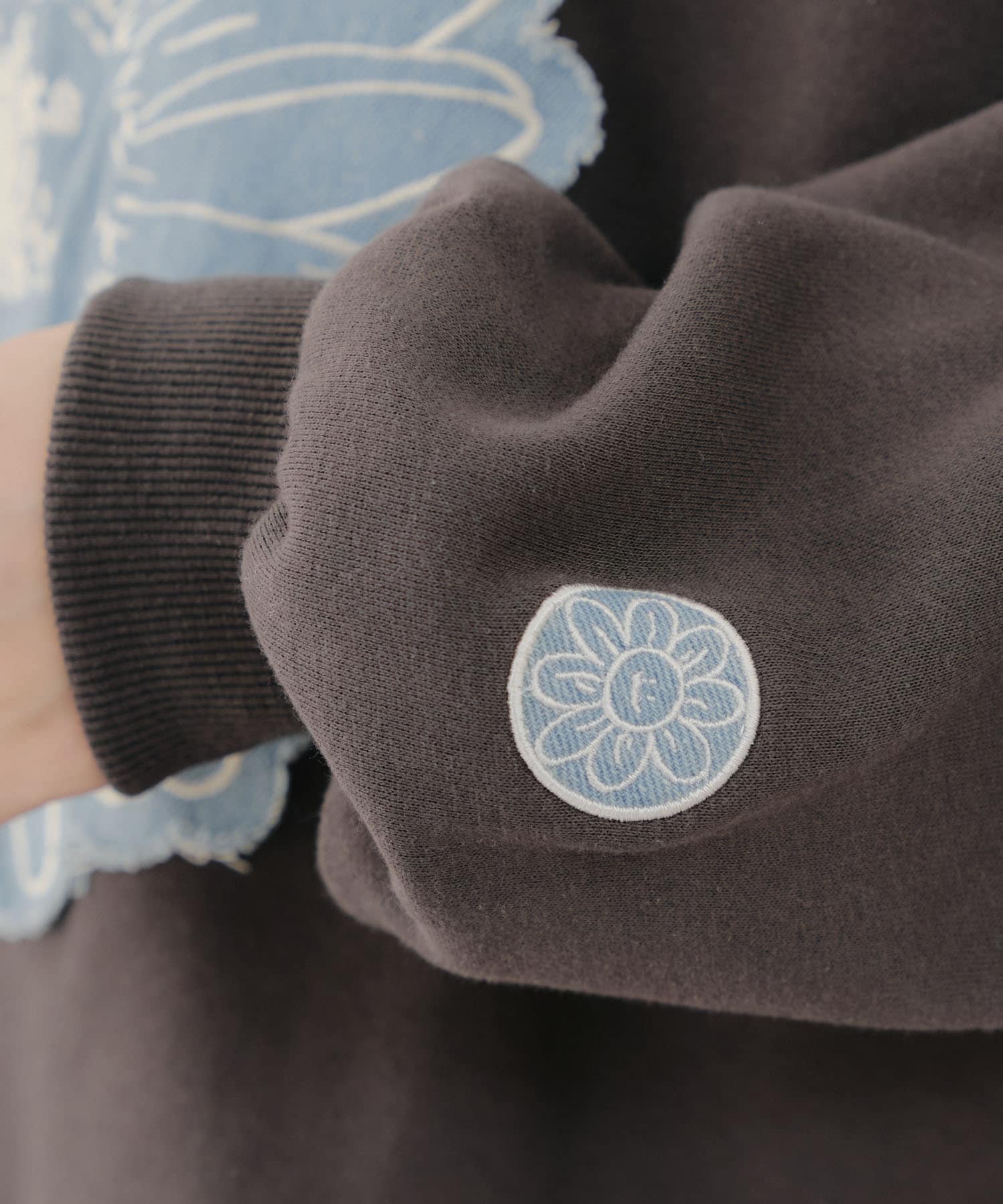 NICE CLAUP / OLIVE des OLIVE OUTLET(ナイスクラップ  / オリーブ デ オリーブ アウトレット) 【RMAF】デニムお花裏起毛プルオーバー