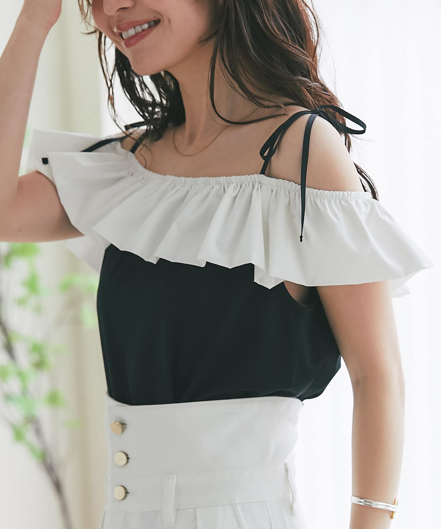 トレンド感溢れる大人可愛いカットソー●デザイン顔周りが華やかなフリル仕様のトップス。スクエアーのようなラウンドネックラインはゴム仕様でオフショルダーとしても着られます。配色、異素材のフリルは目を引くデ