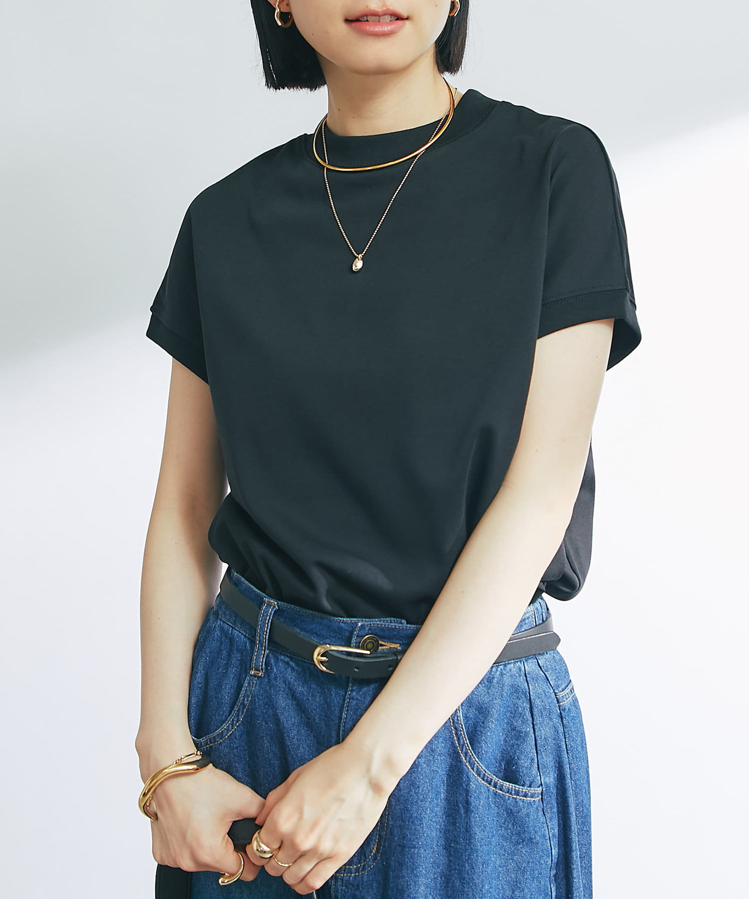 デイリーユースにぴったりのTシャツ商品ポイント・上半身をコンパクトに見せるモックネックが、さりげないアクセントに◎・ベーシックなデザインでデイリーに大活躍間違いなしです。・ボトムを選ばず合わせられるの