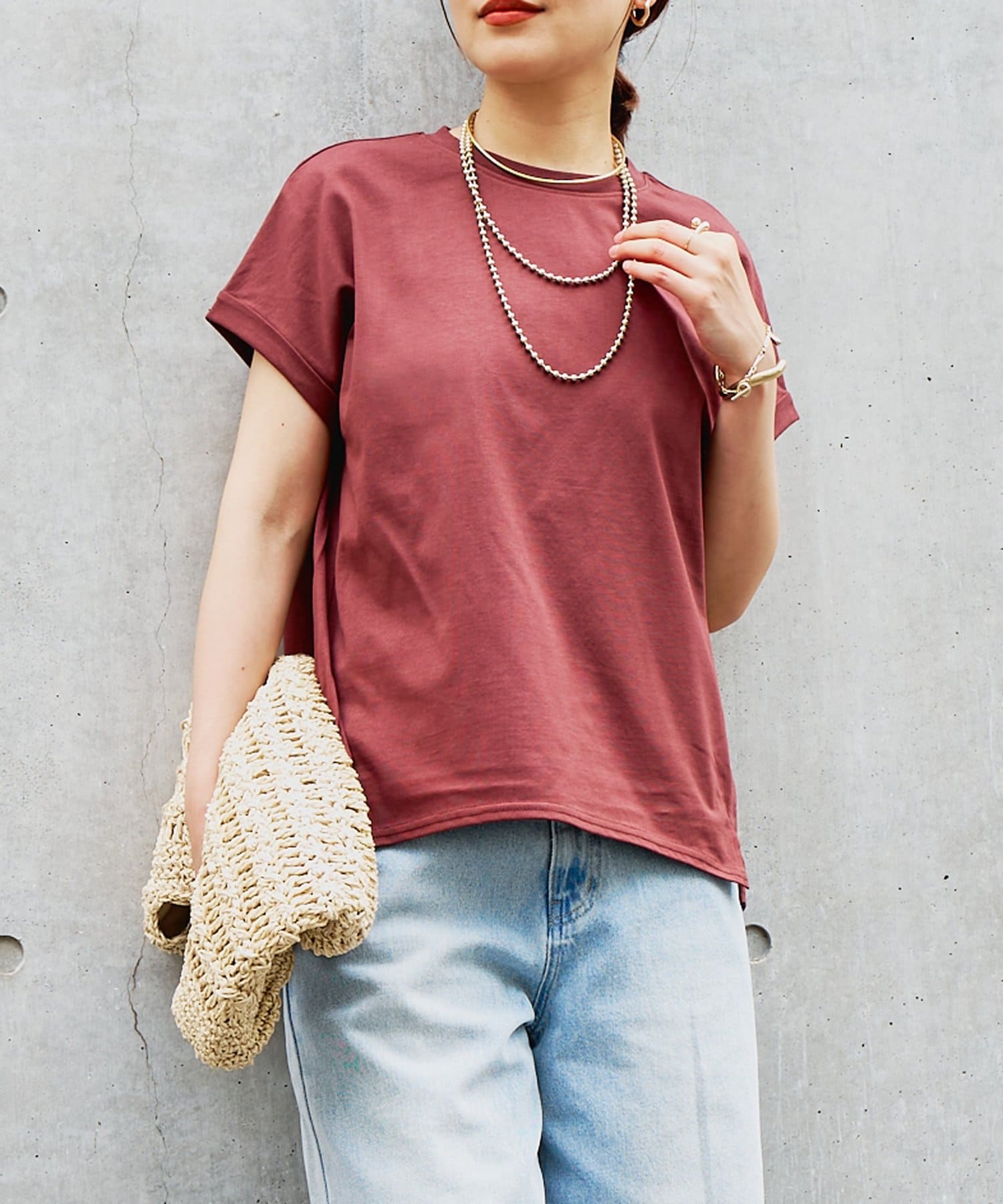 定番で着回しのきく大人カジュアルなTシャツ商品ポイント・汗染み防止加工がほどこされ、これからのシーズンに欠かせない着回し力抜群のアイテムです。・袖口の折り返しデザインがさりげないアクセントになり、大人
