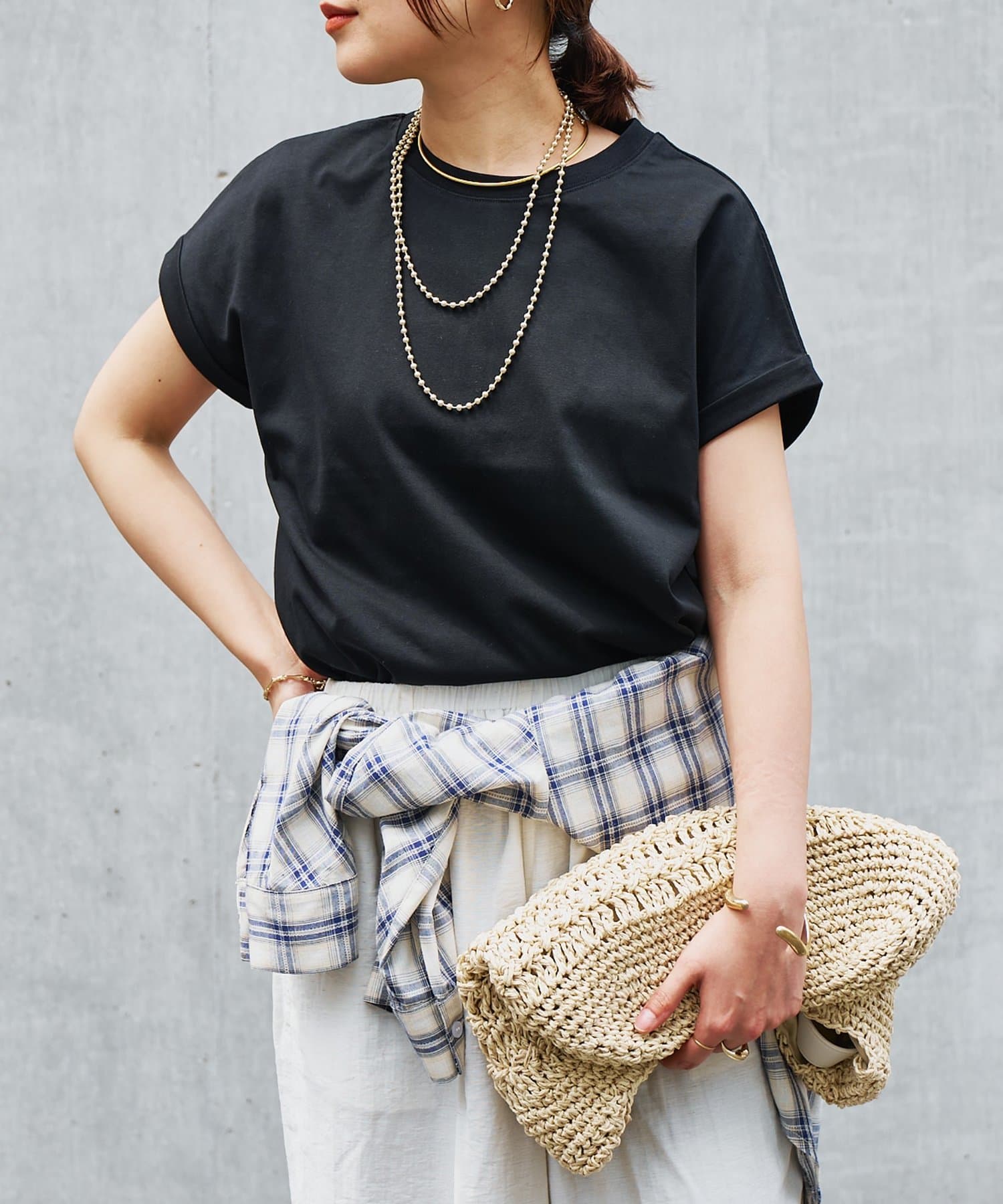 定番で着回しのきく大人カジュアルなTシャツ商品ポイント・汗染み防止加工がほどこされ、これからのシーズンに欠かせない着回し力抜群のアイテムです。・袖口の折り返しデザインがさりげないアクセントになり、大人