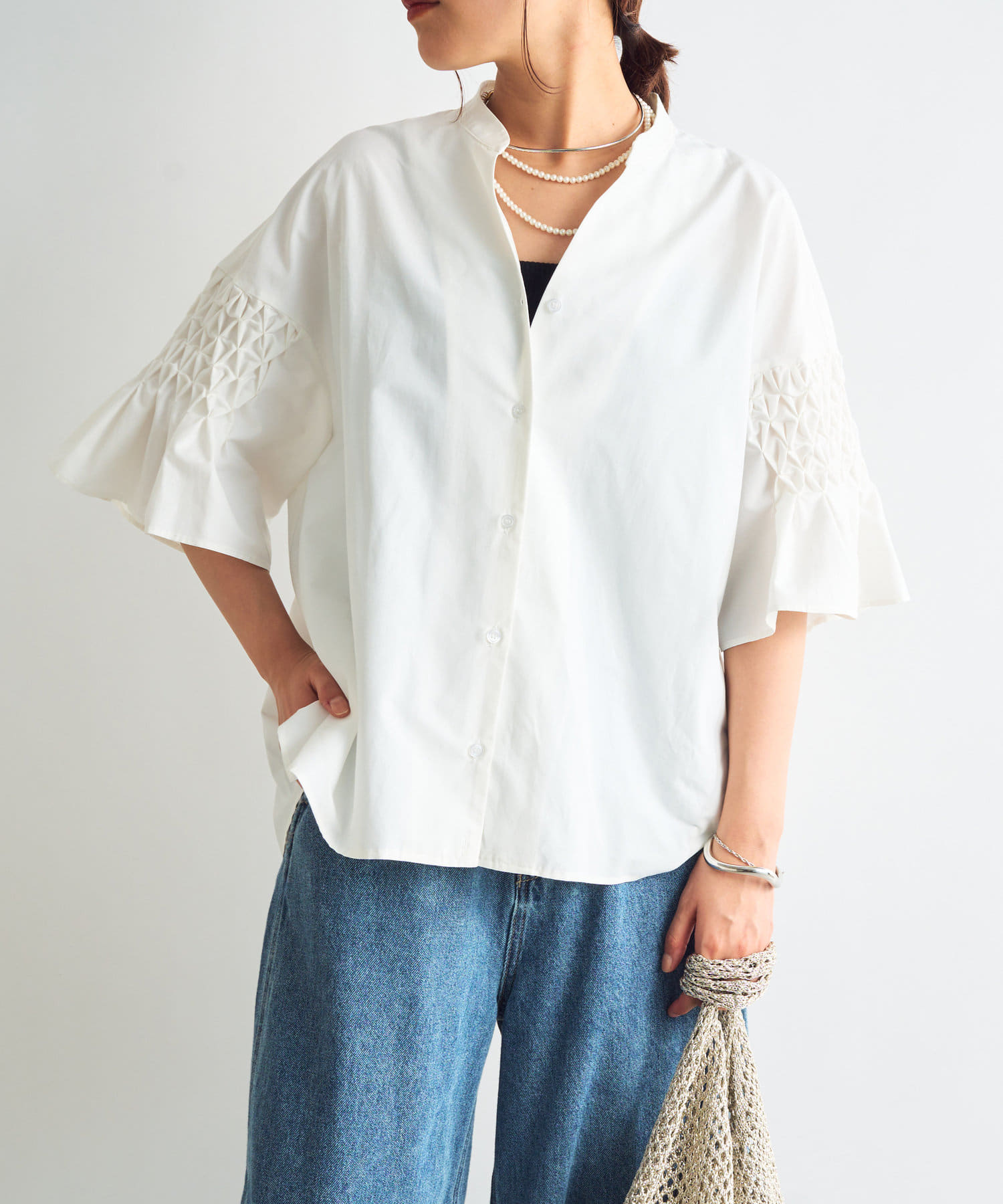 大人のきちんと感をプラスしてくれるブラウス商品ポイント・ややハリのあるコットン混素材で、綺麗なシルエットが作り出されます。・ほどよい首開きは顔周りをすっきり見せ、ネックレスなどのアクセサリーがより映え
